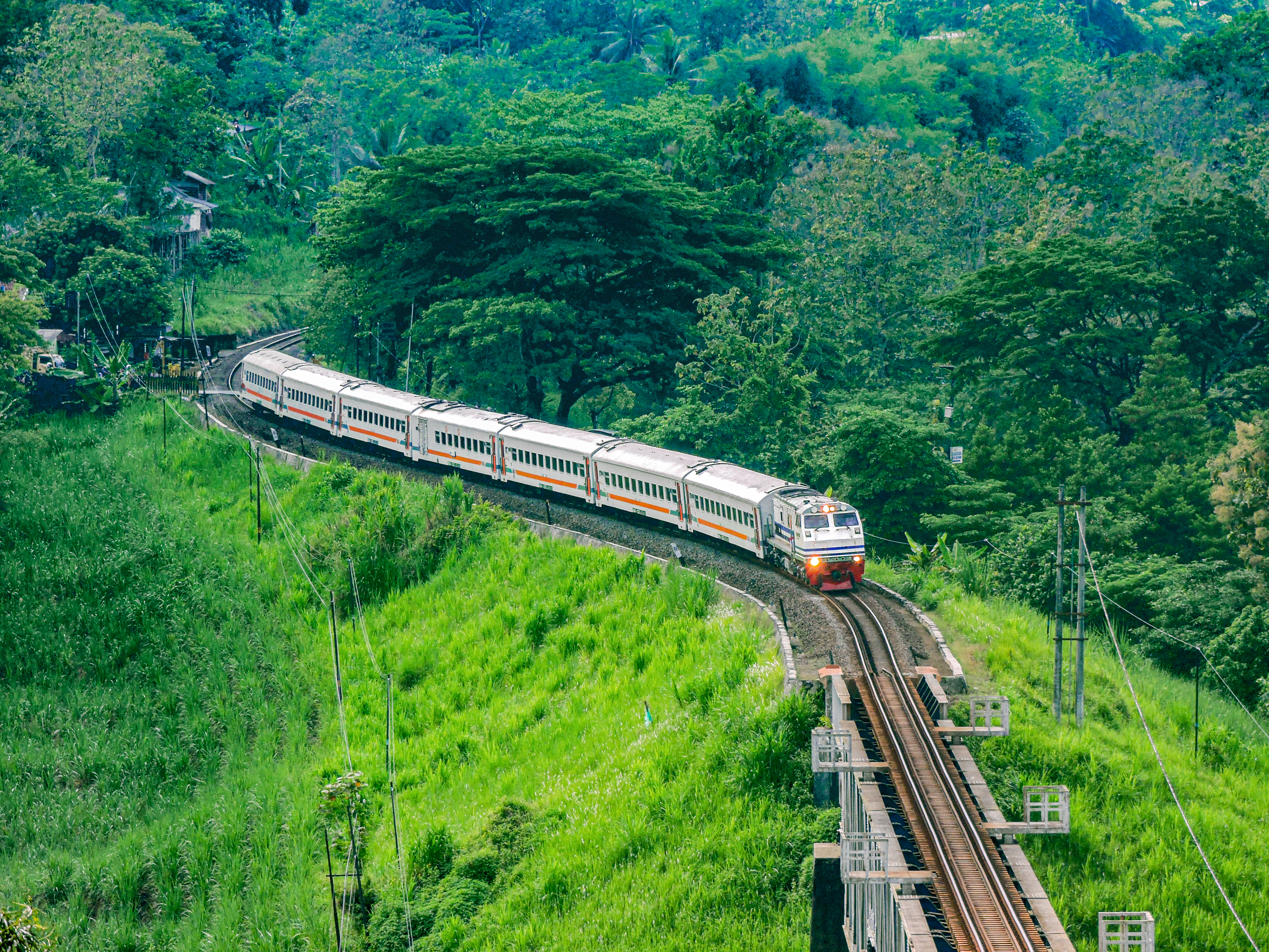 Lokomotif WNB dinas KA Penataran melintas Jembatan Lahor