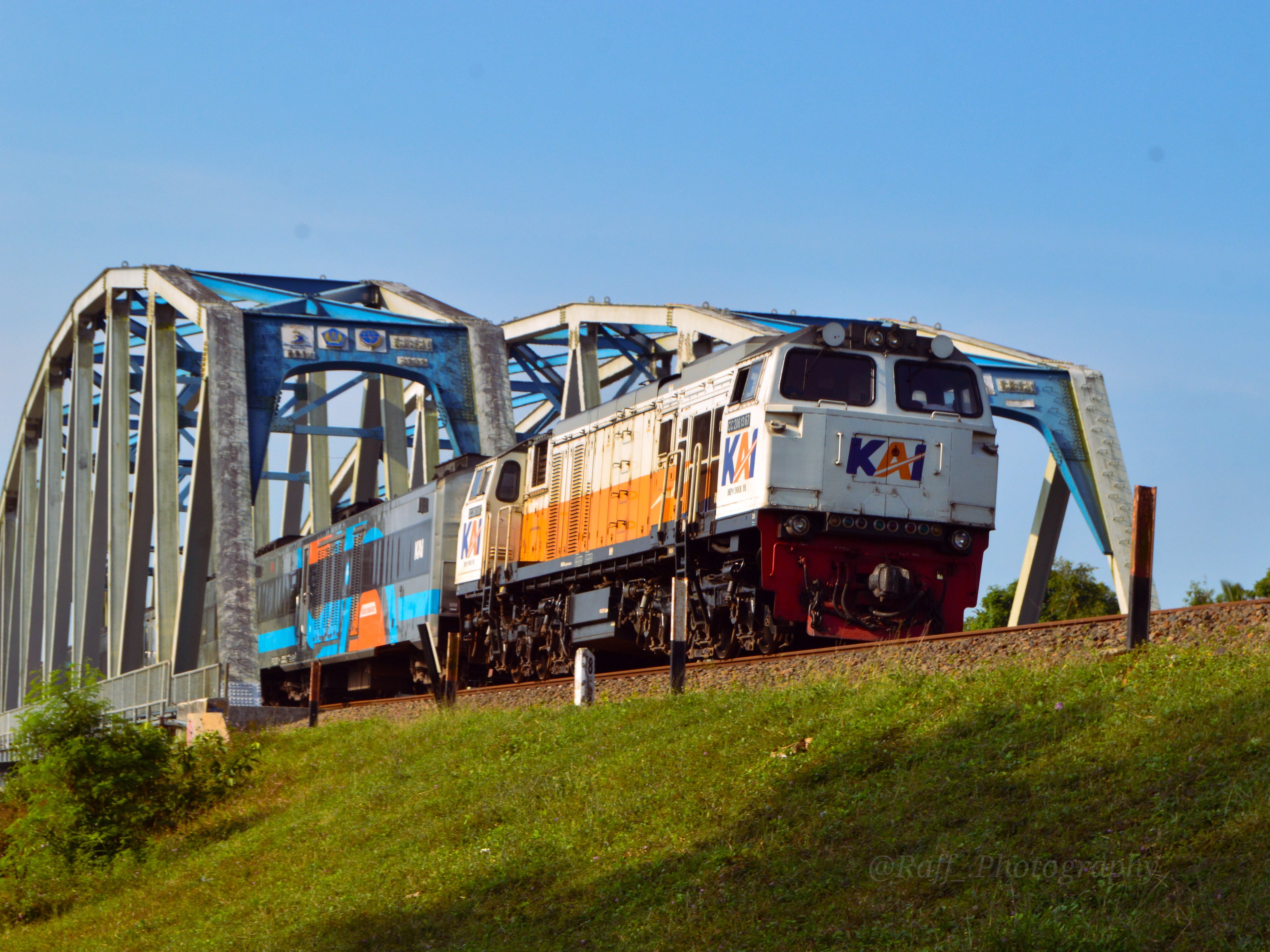 Kereta Taksaka Melintas Jembatan Renville