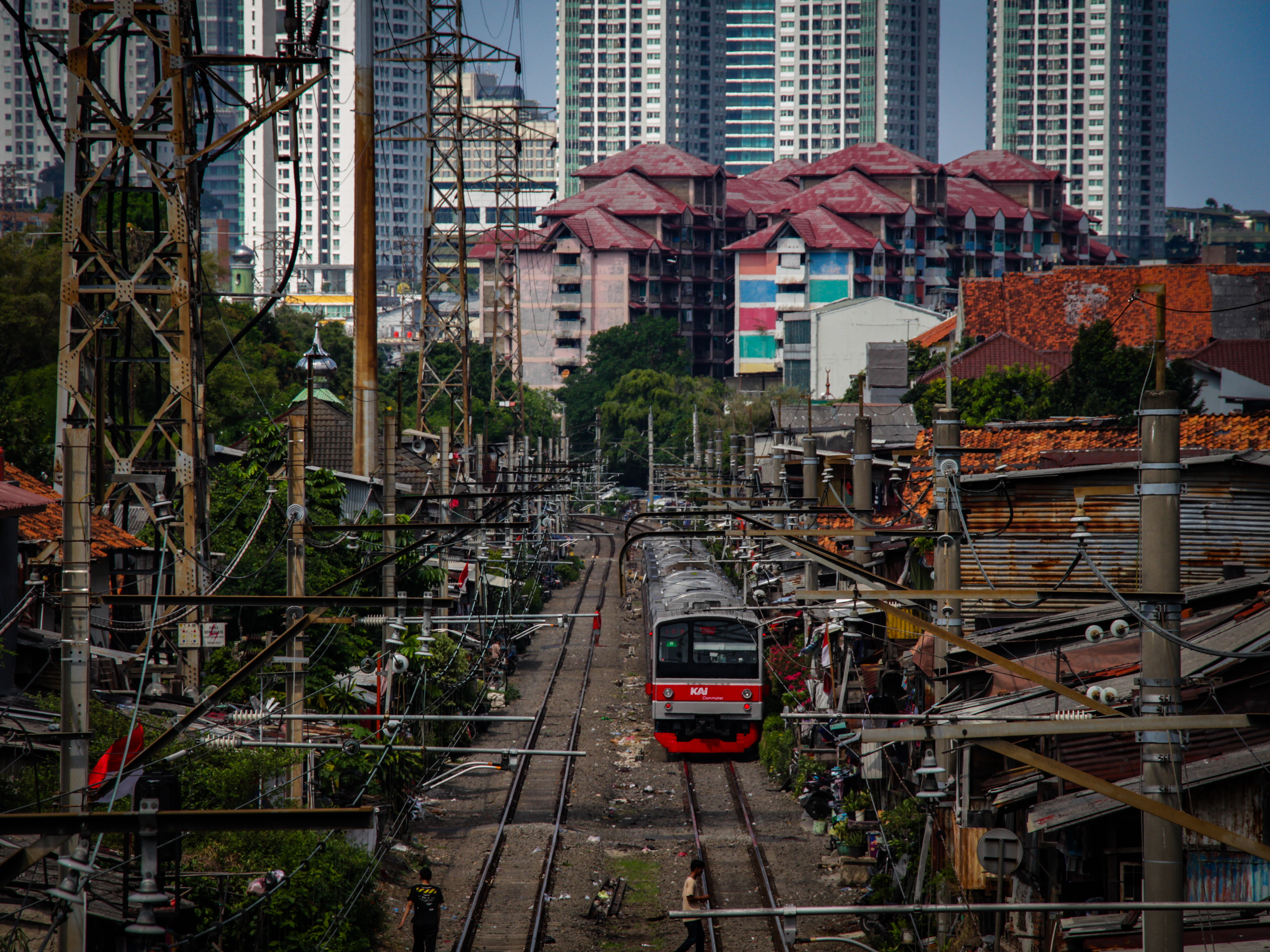 Di Antara Rel dan Langit Beton