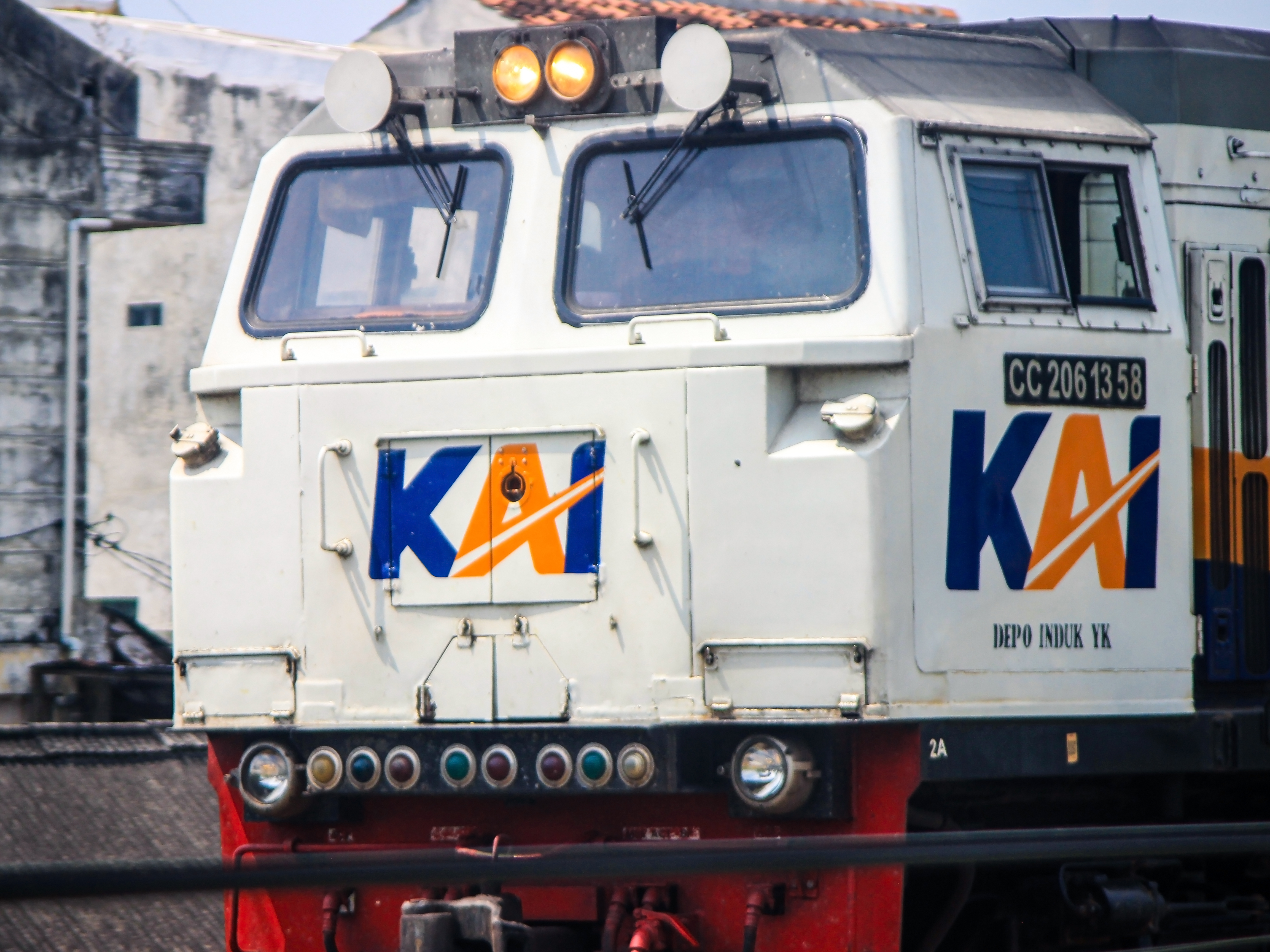 Close-up Kereta CC 206 13 58 Melintas Di Stasiun Maguwo