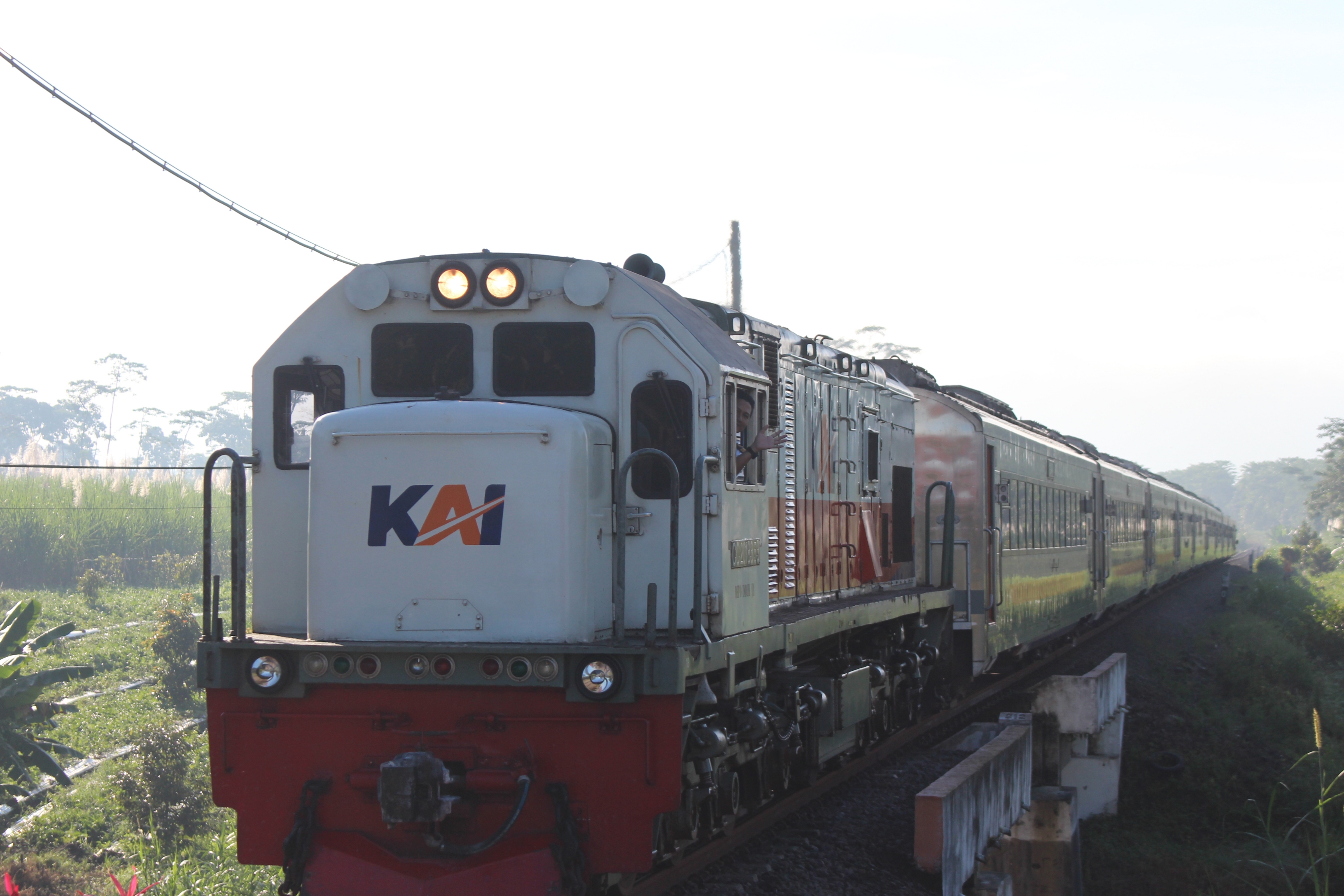 Kereta Logawa sedang melintas langsung petak stasiun sumber wadung dan glenmore