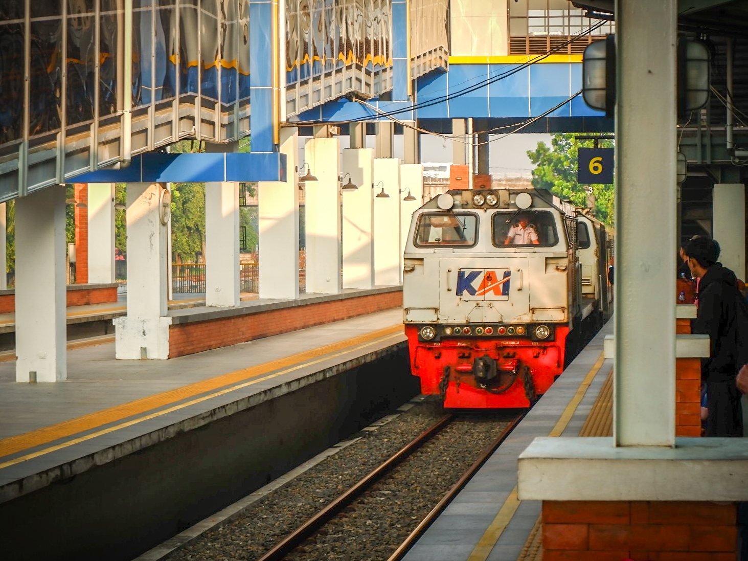 Lokomotif CC 206 Dan Trainset Lodaya Di Pagi Hari