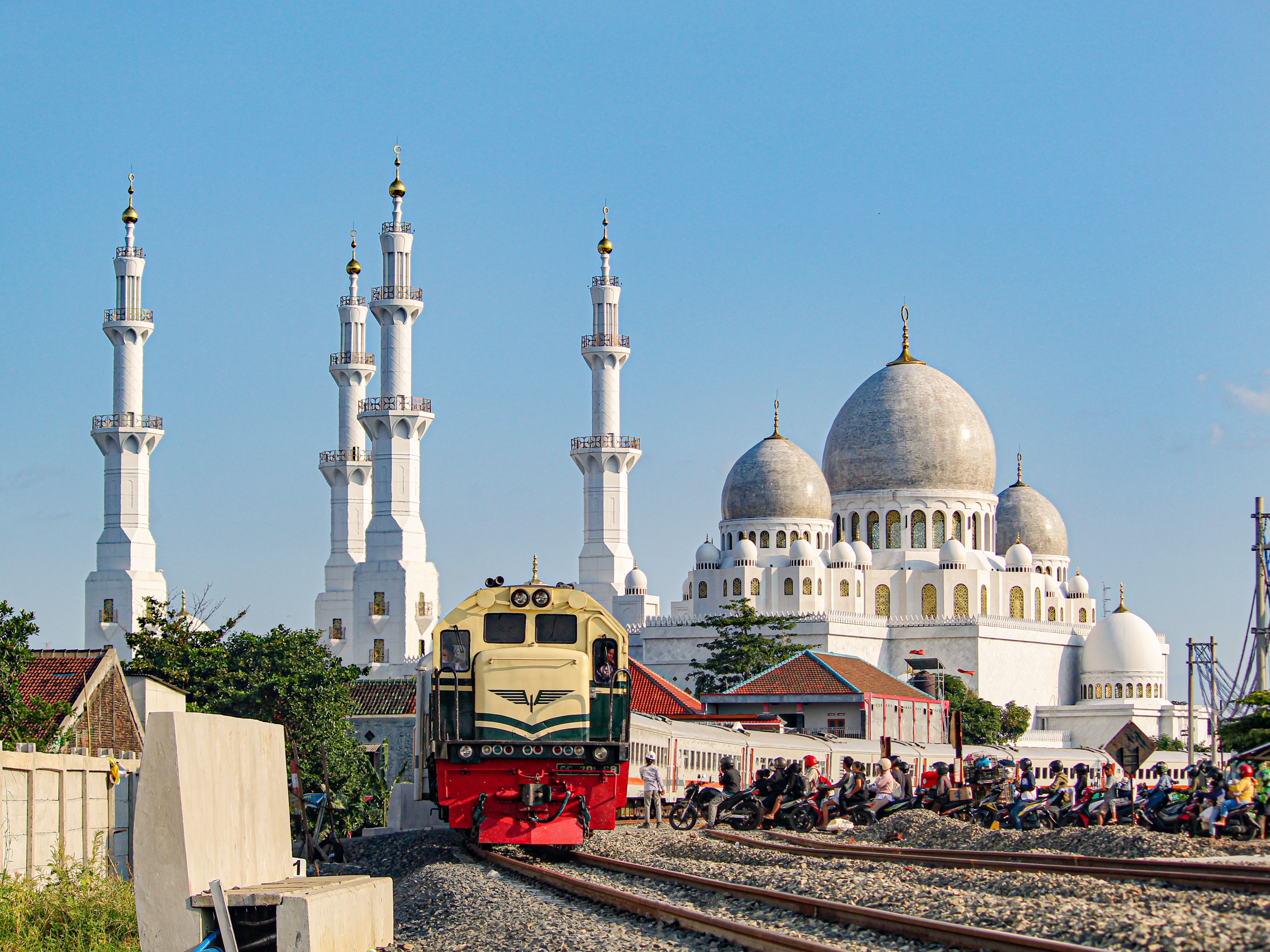 Lokomotif Vintage dengan Background Masjid Megah di Sore Hari.