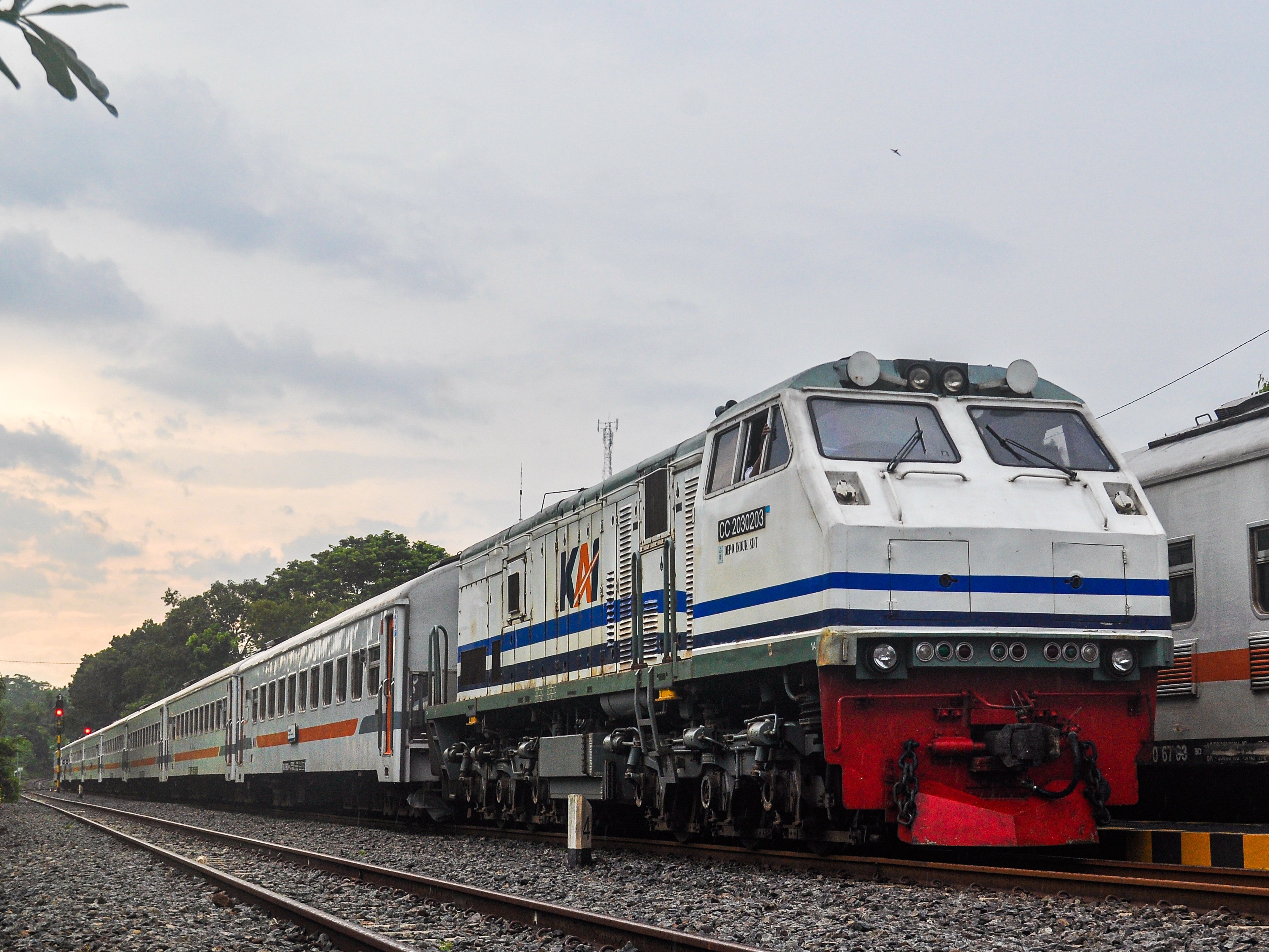 Kereta api Pasundan dengan lokomotif vintage white n blue berhenti di stasiun Bojong