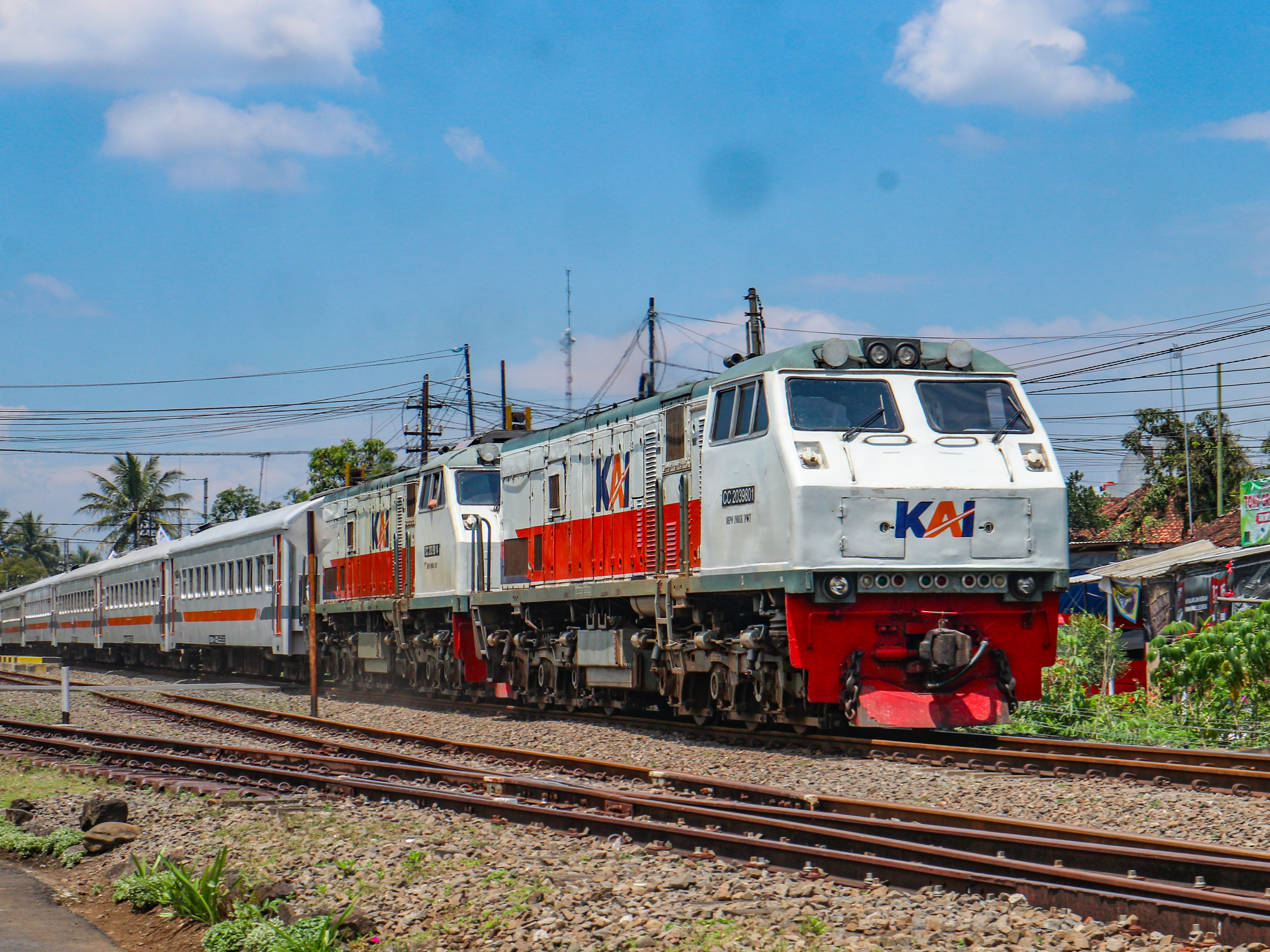 Dua Lokomotif CC 203 Dengan Gagahnya Membawa Rangkaian Kereta Api Serayu Pagi