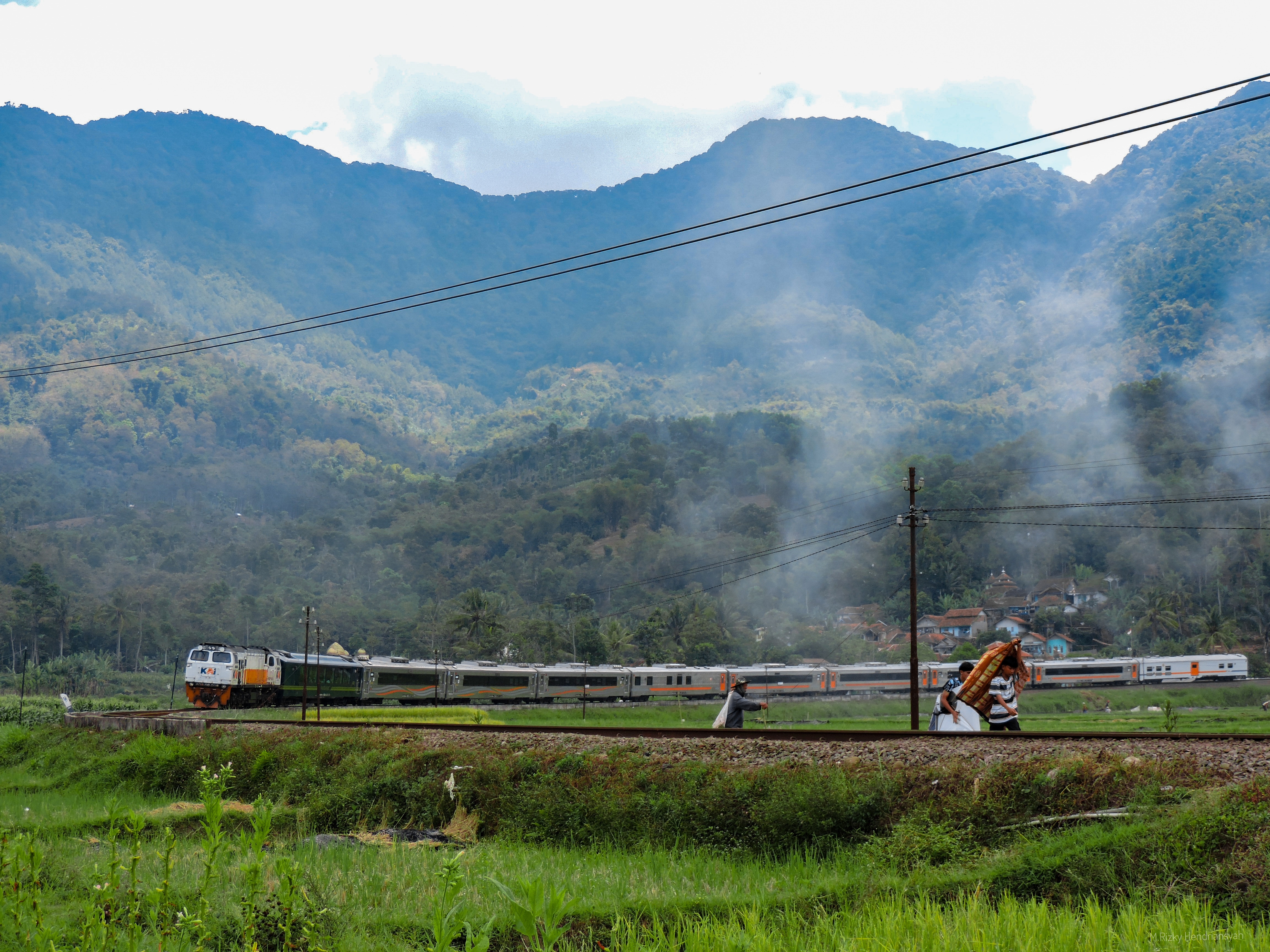 Kereta papandayan melintas tiber kadungora, leles
