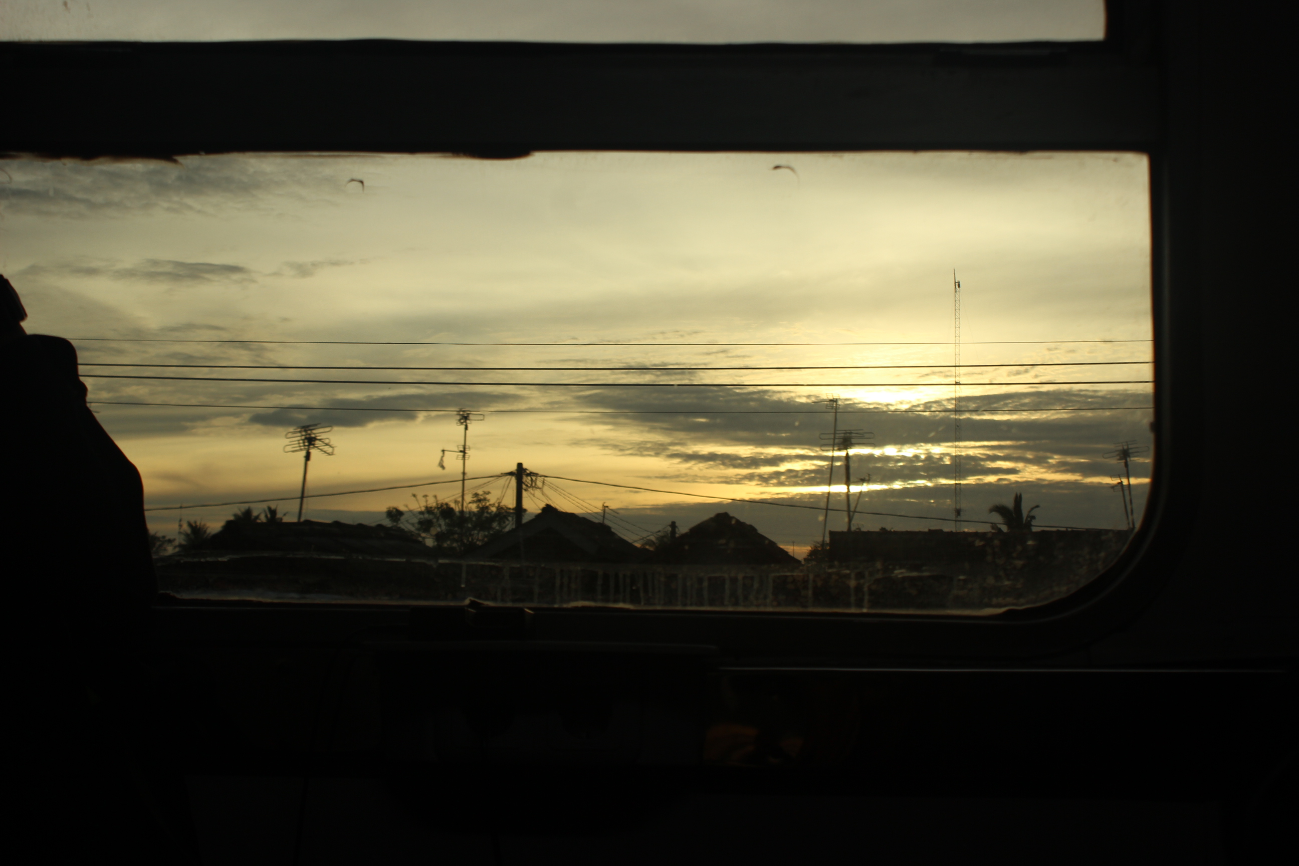 Fajar Menyambut Lokal Merak di Stasiun Serang