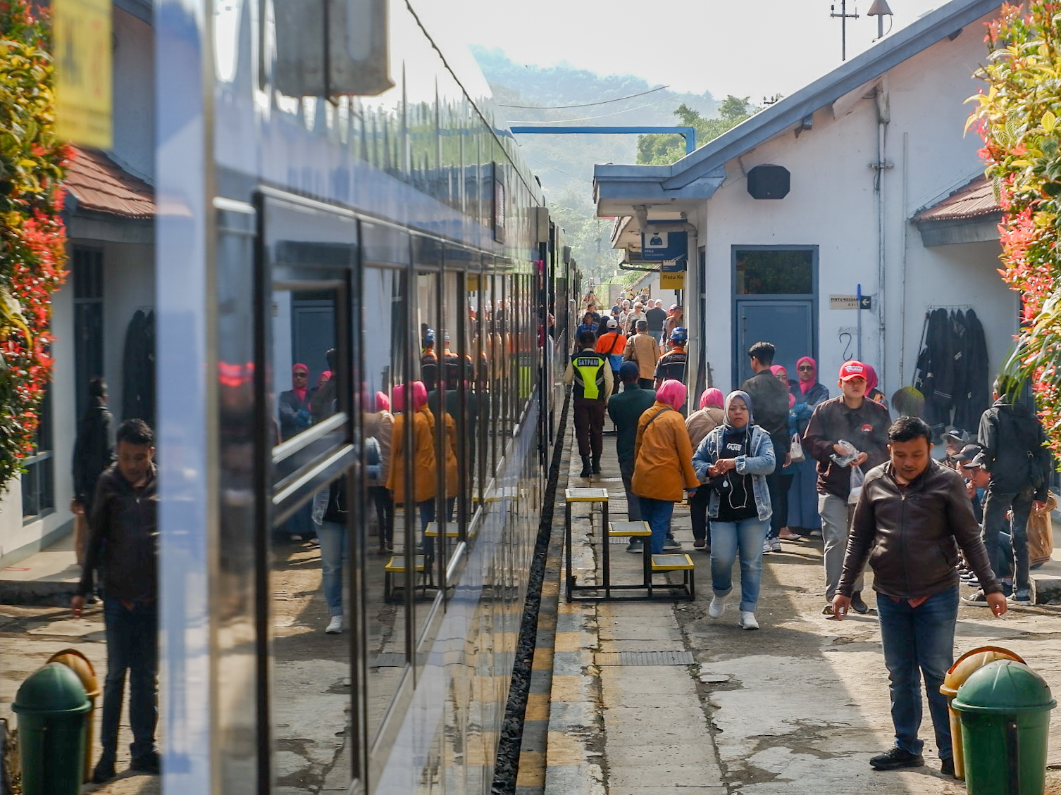 Kereta Lodaya Di Stasiun Cipeundeuy Dan Aktivitas Di Area Stasiun