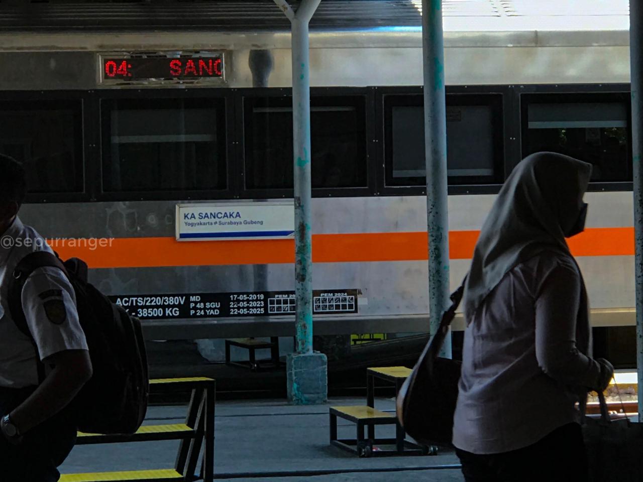 Sancaka Dalam Teduhnya Peron Stasiun Surabaya Gubeng