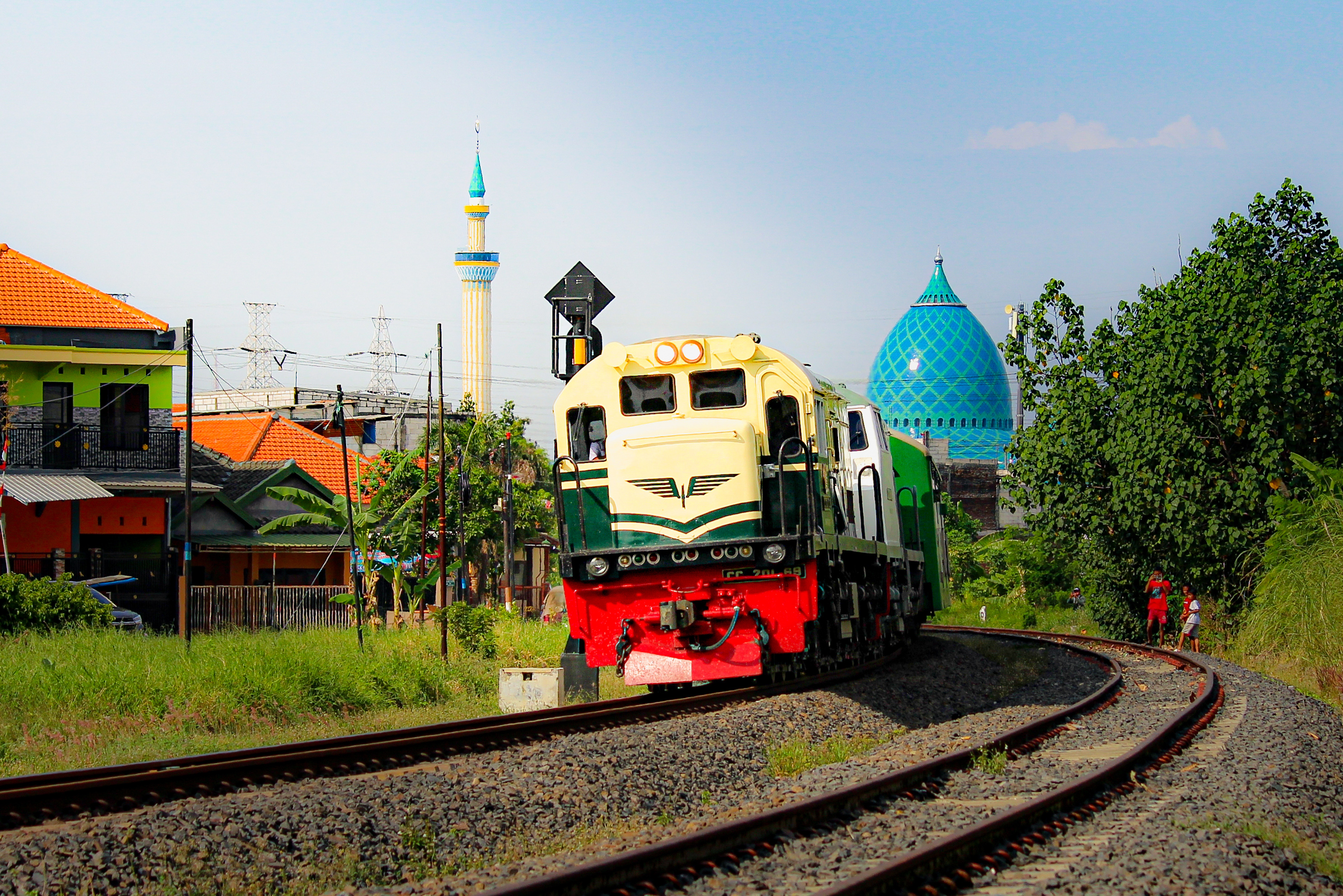 Perpaduan Livery Kereta Klasik Dengan Arsitektur Religi Modern