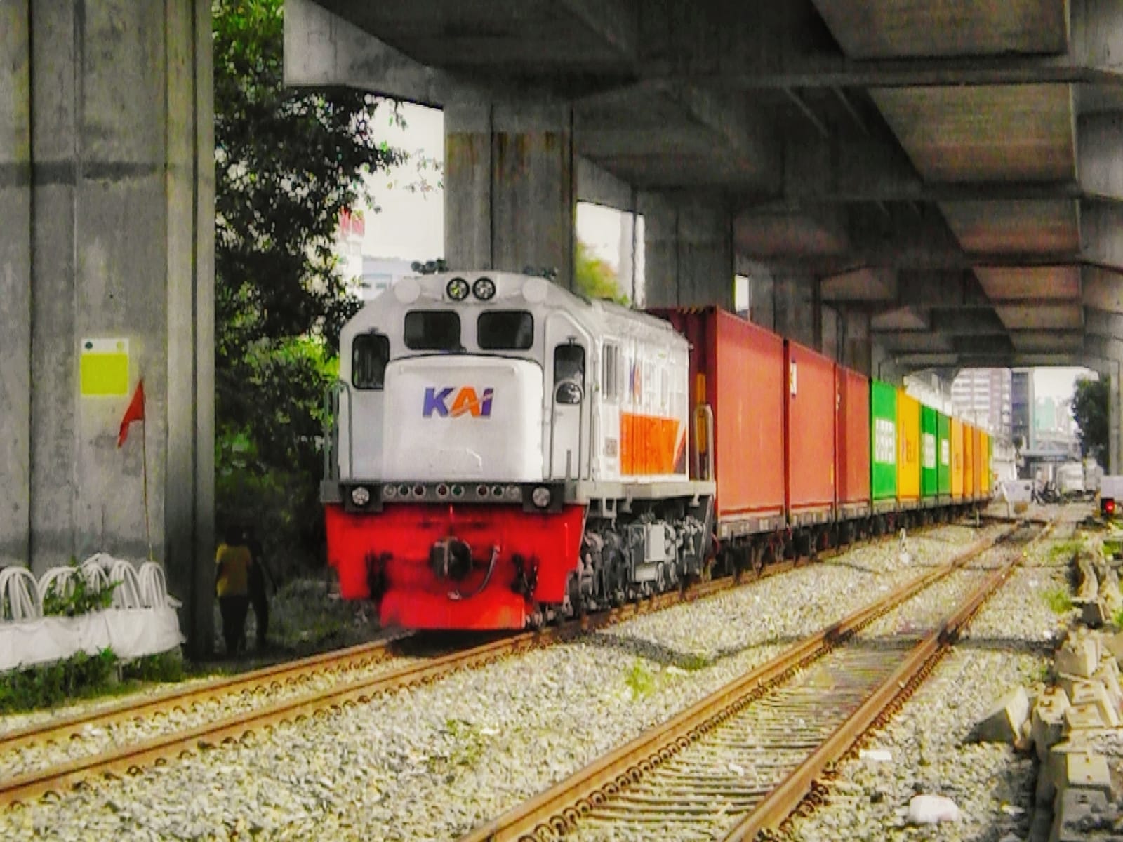 Si oval menarik gerbong kontainer