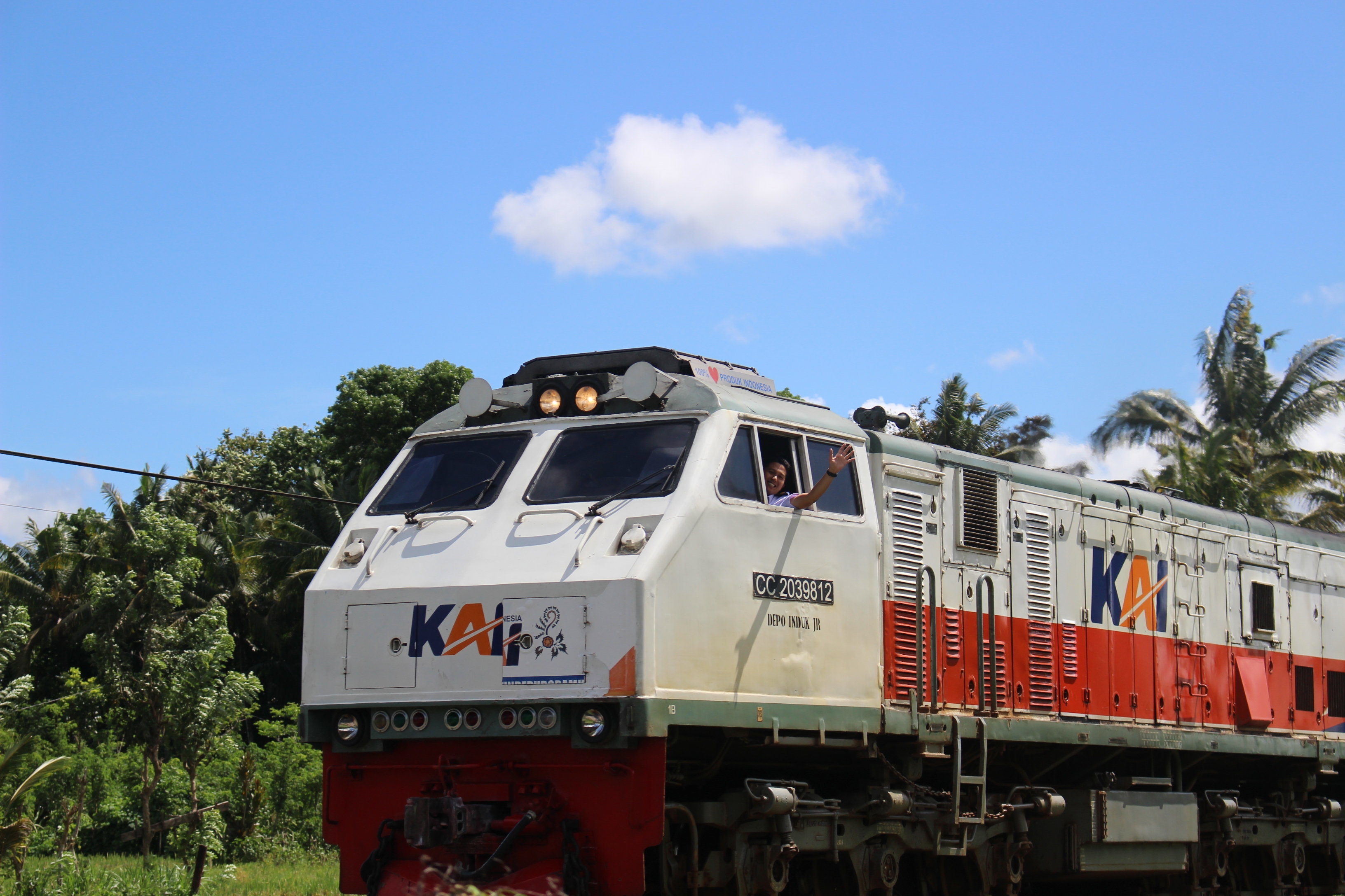 Kereta mutiara timur berangkat dari stasiun kali detail menuju stasiun Surabaya gubeng
