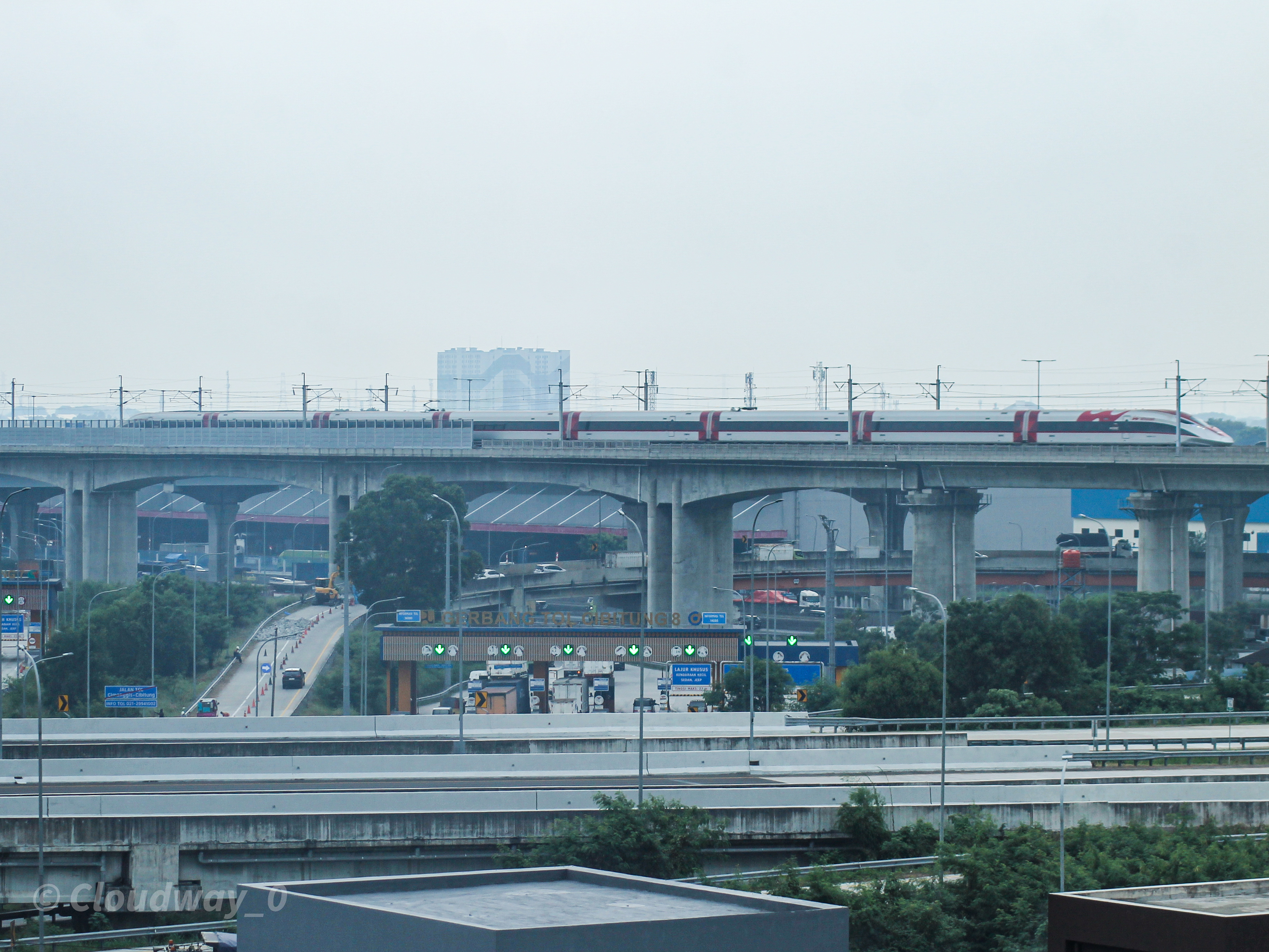 Whoosh menembus Padatnya Jalan Tol Japek