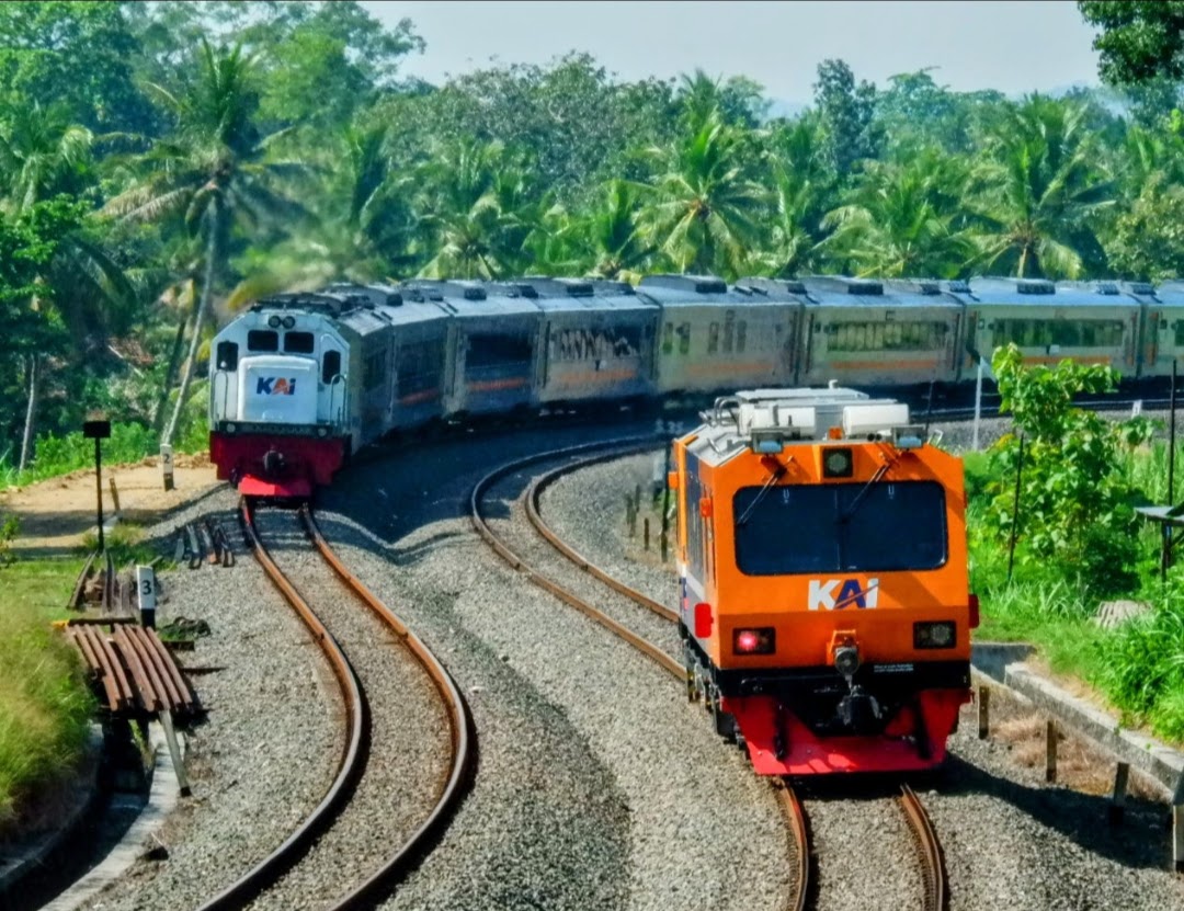 KUJRLAA Arjuna berpapasan dengan KA 248 Logawa