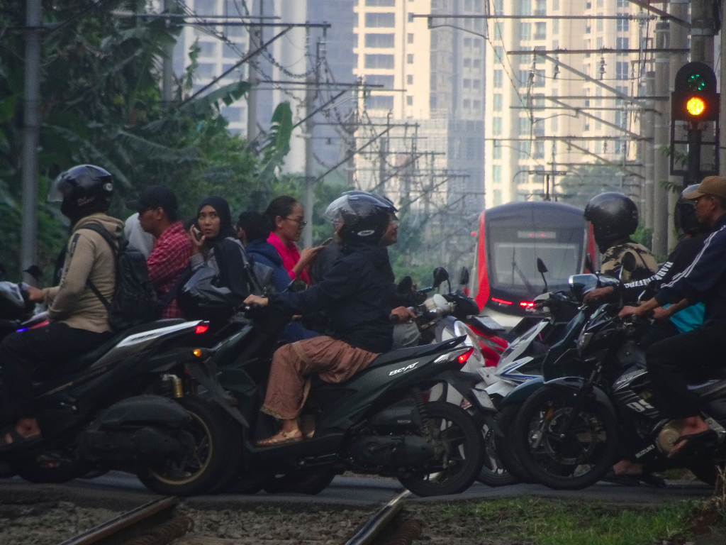 "Yang Bersembunyi di Balik Para Laron"