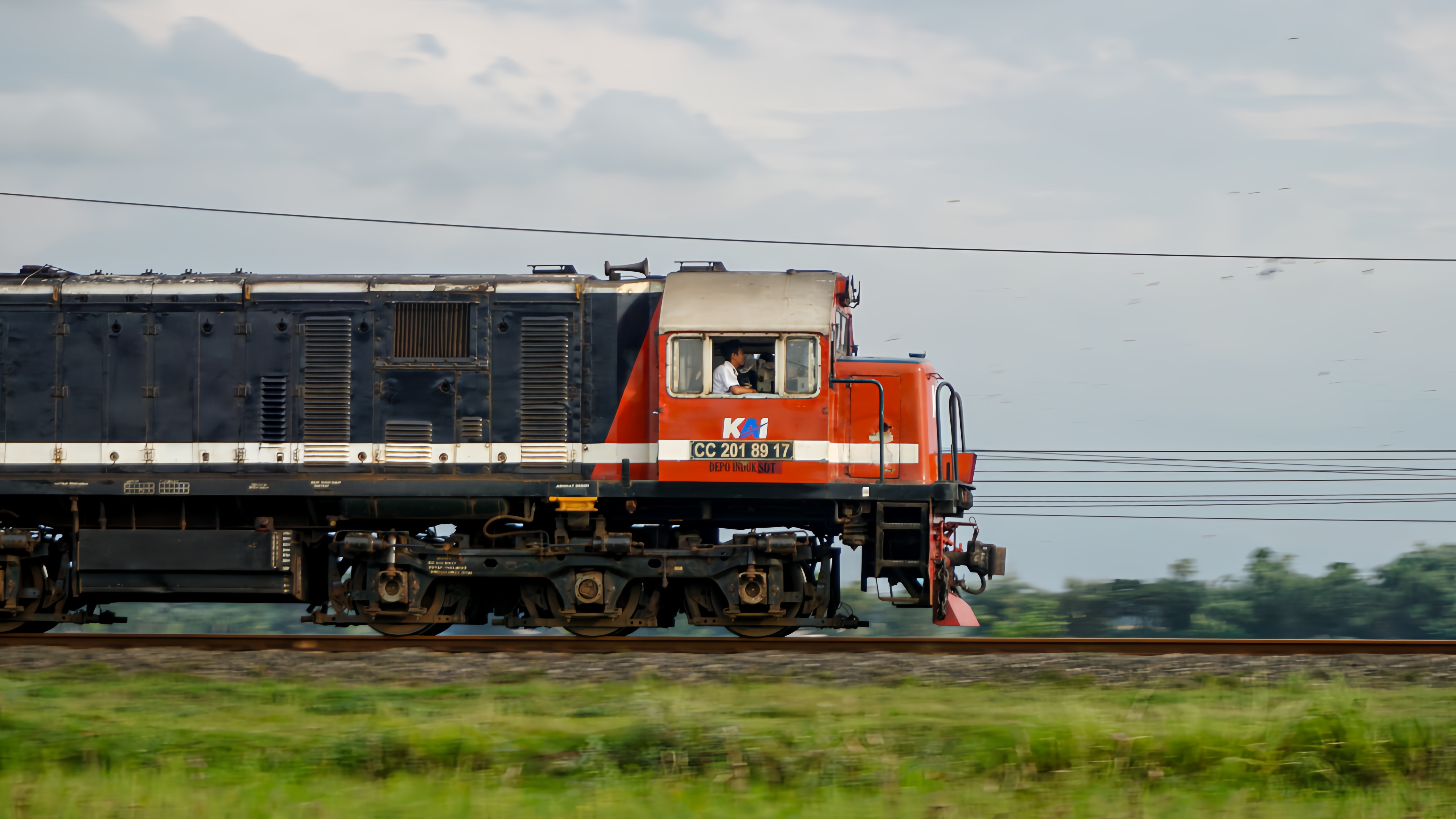 Lokomotif RnB Yang Membelah Sawah