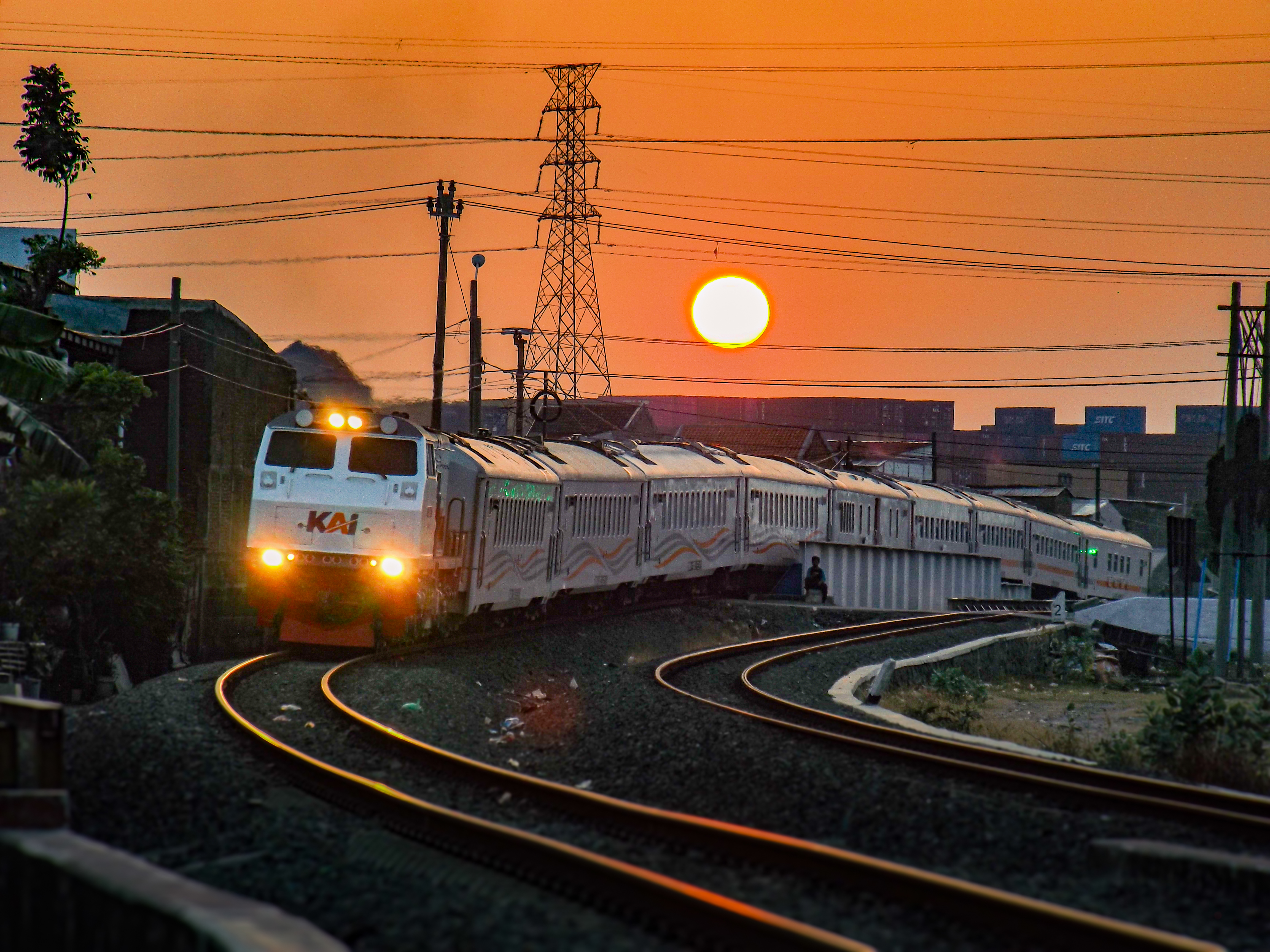Kereta api menyapa mentari pagi
