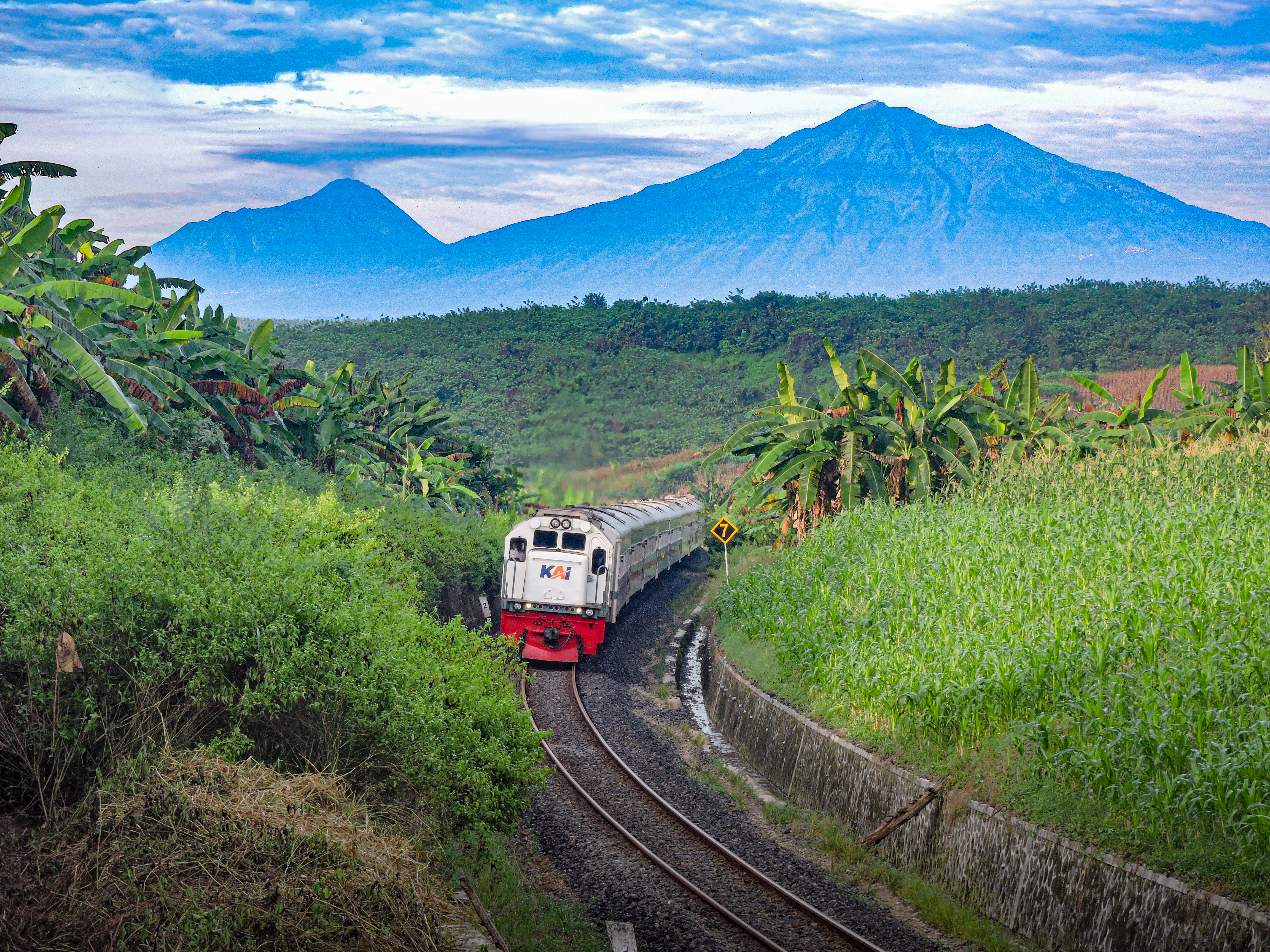 Gagahnya Merapi dan Merbabu menyambut kereta penghubung Jawatengah dan Yogyakarta