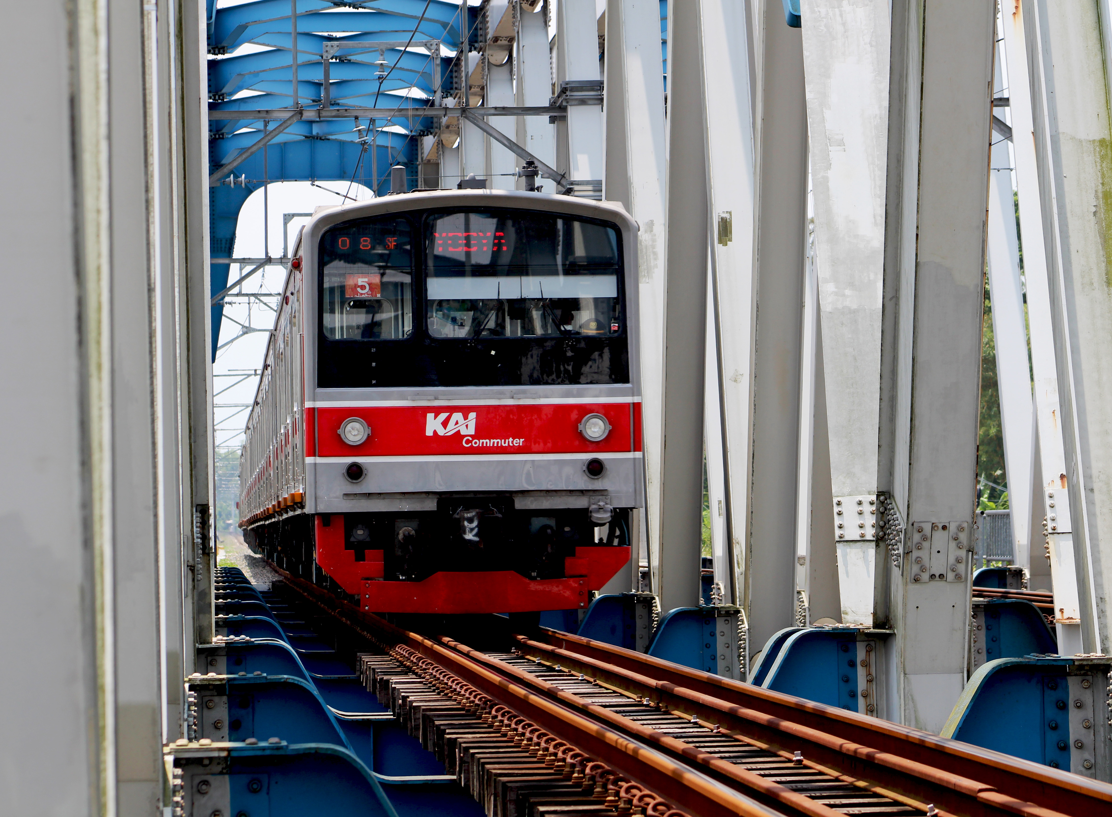 Melintasi Jembatan Jurug yang Ikonik
