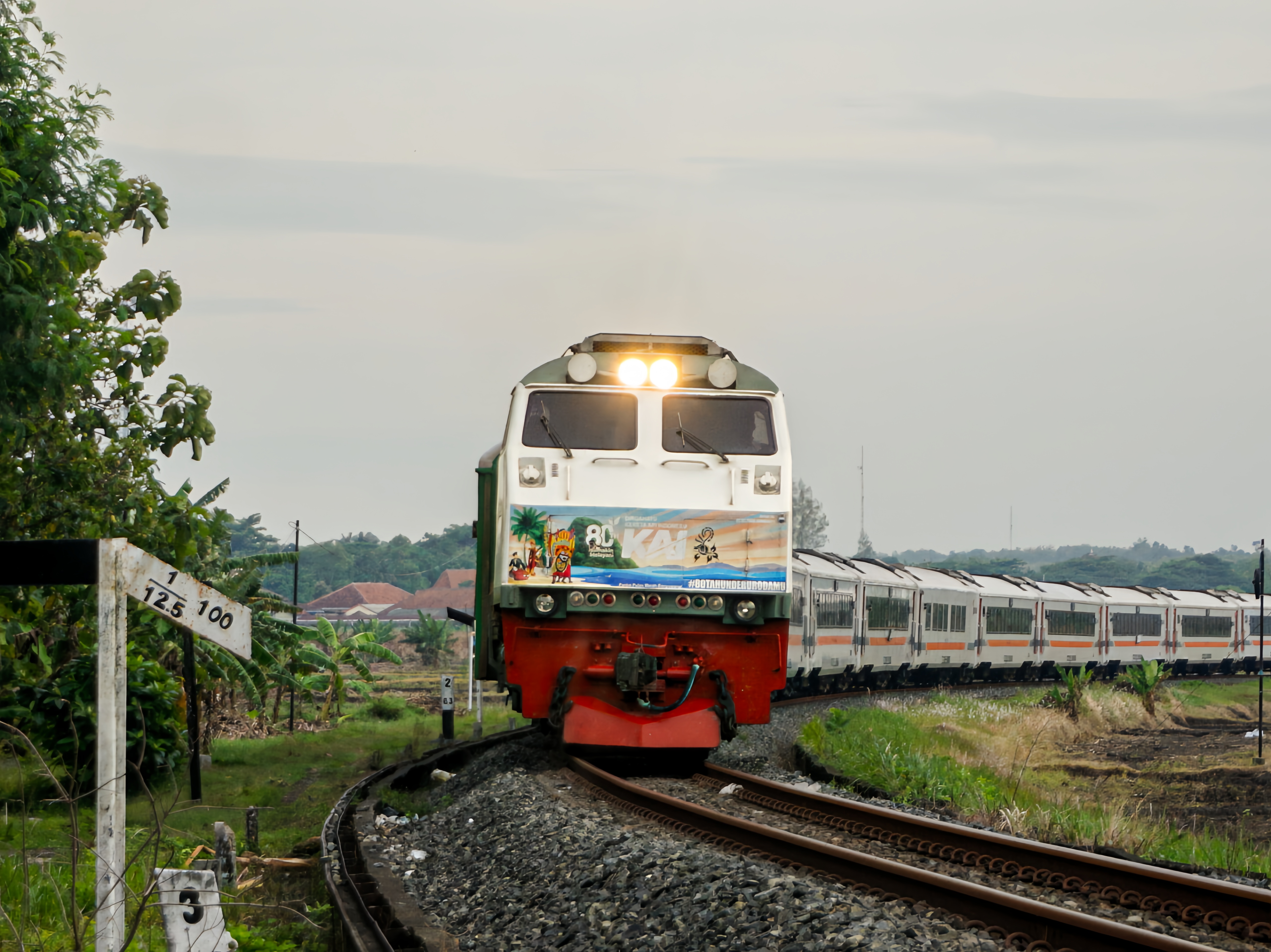Kereta Banyubiru Berbelok Di Dekat Stasiun Sumberlawang