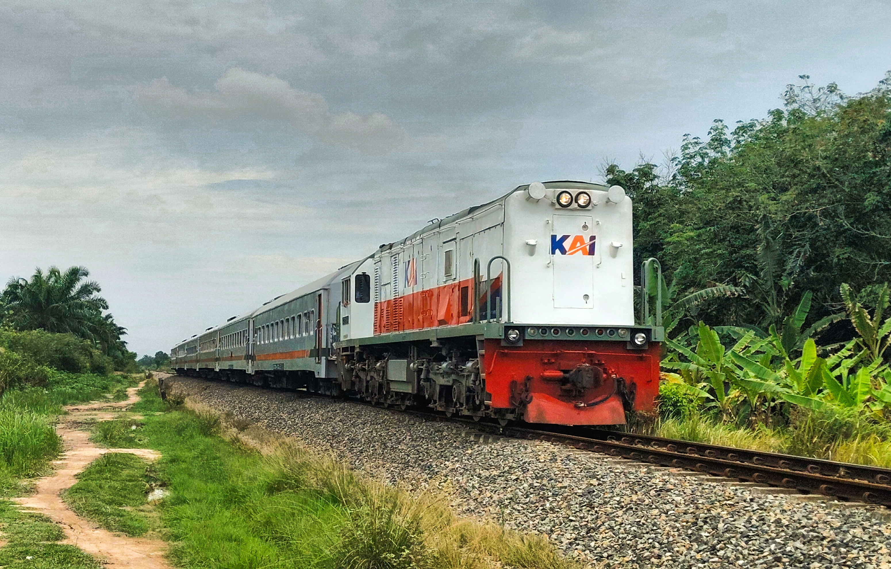 Pesona Lokomotif Long-Hood di daerah Divre 1