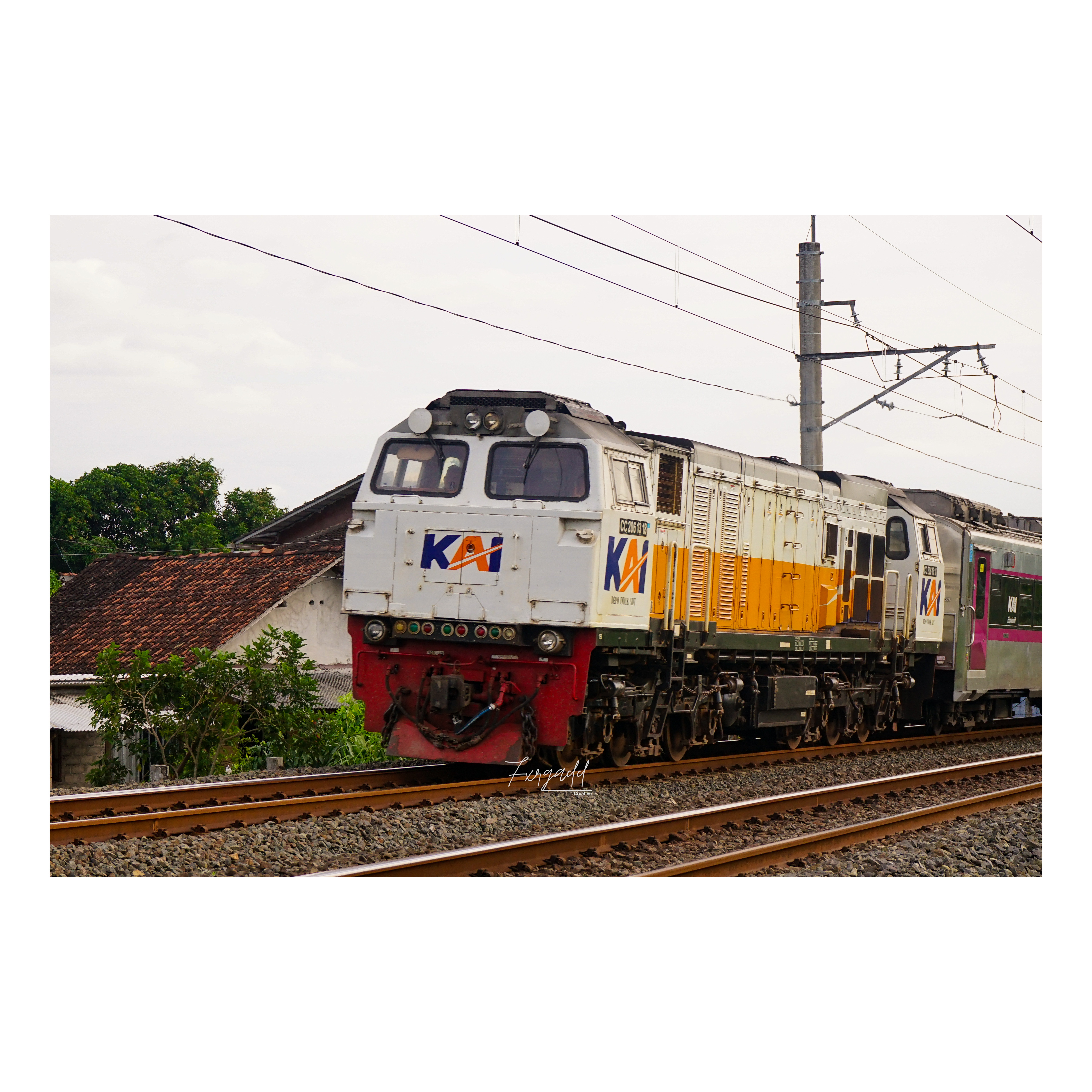 Kereta Argo Dwipangga menikuk di tikungan Kaliajir, Berbah, Yogyakarta