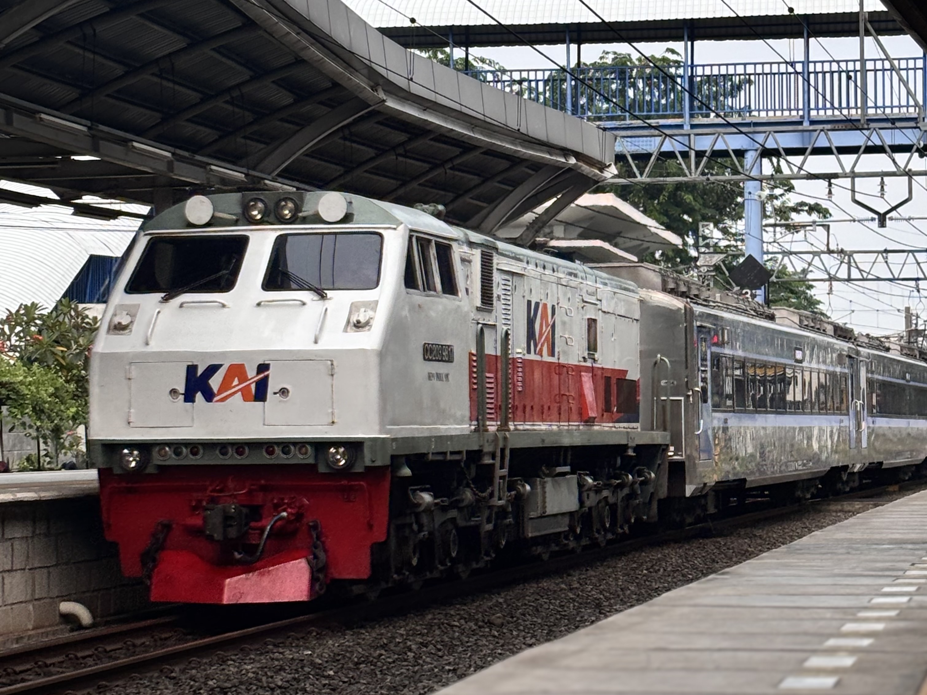 Kereta ka bogowonto di stasiun Jatinegara