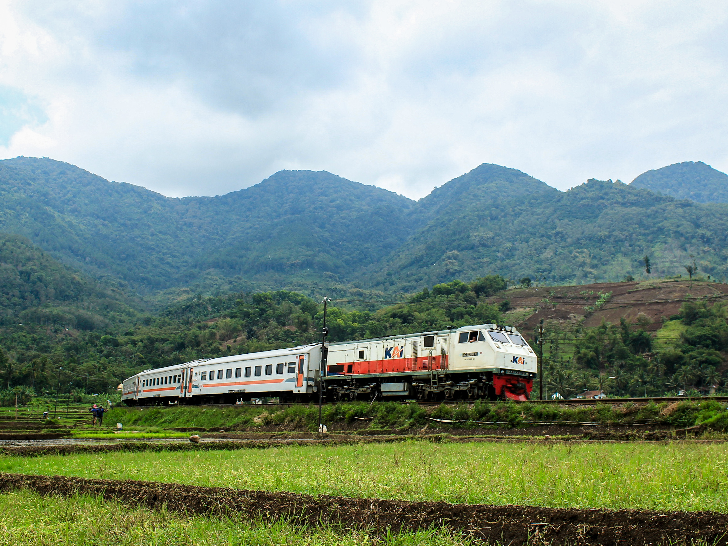 Kereta api pasundan menuruni bukit