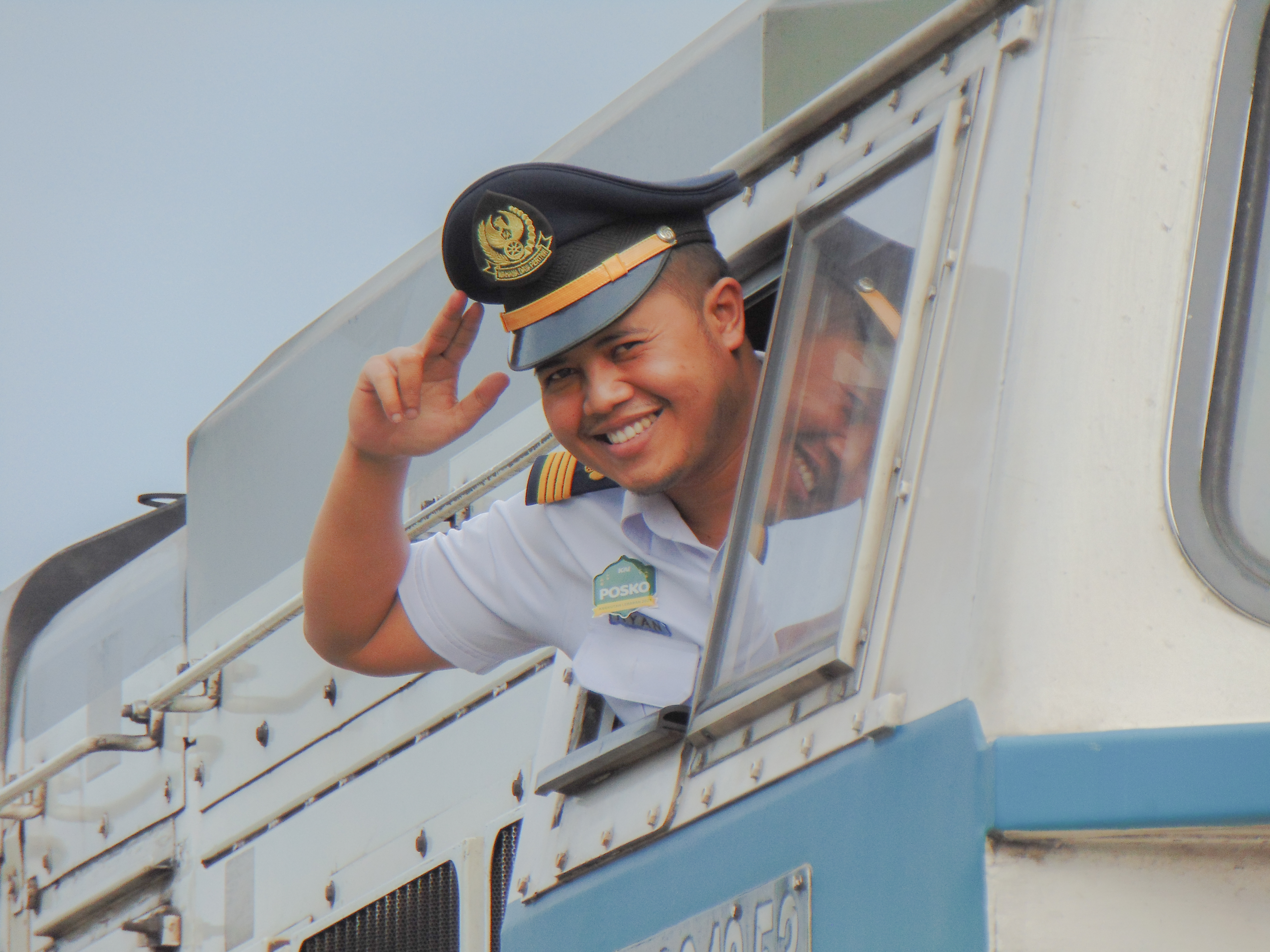 Masinis ramah menyapa dengan senyuman