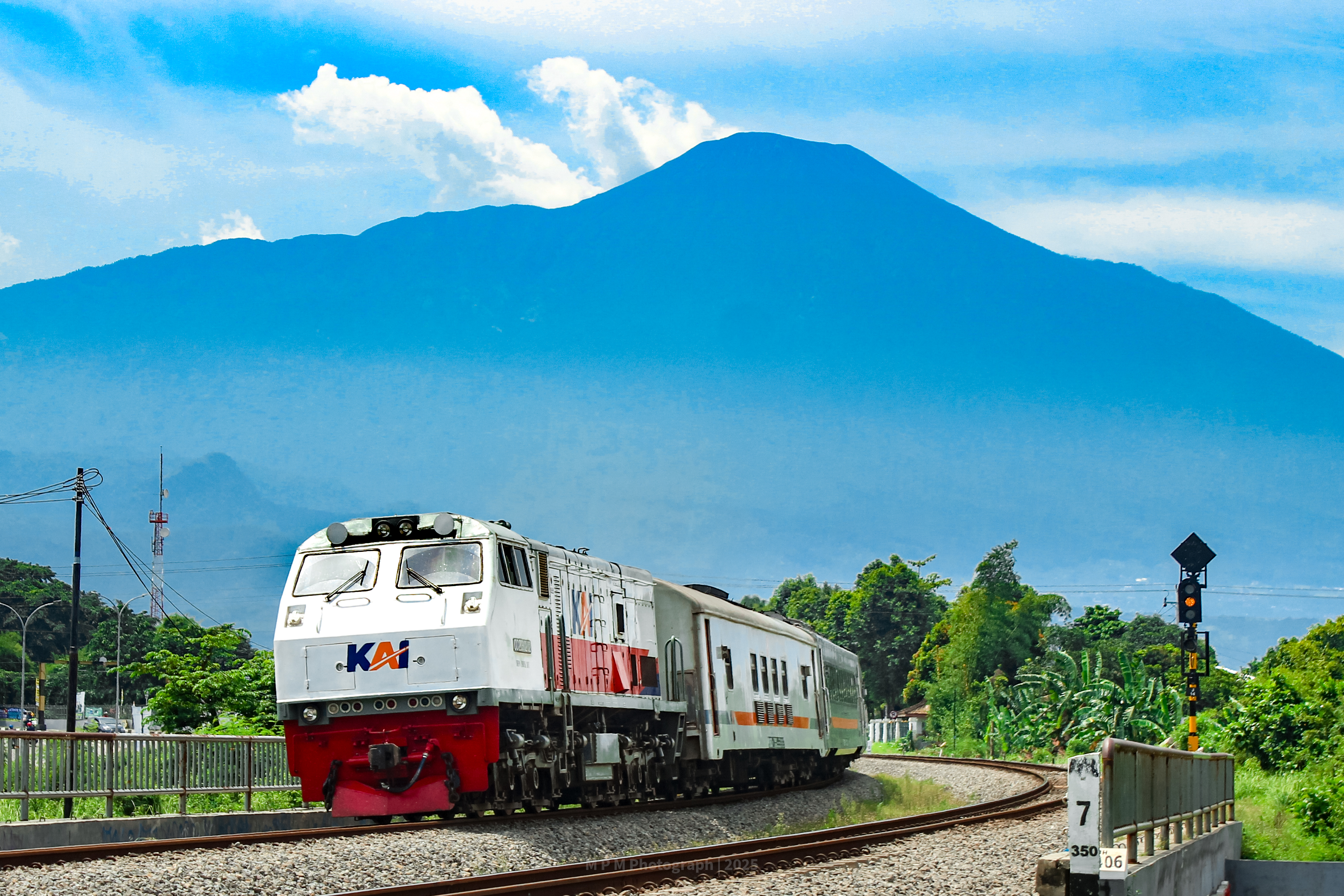Sawunggalih berlatarbelakang atap Jawa Tengah
