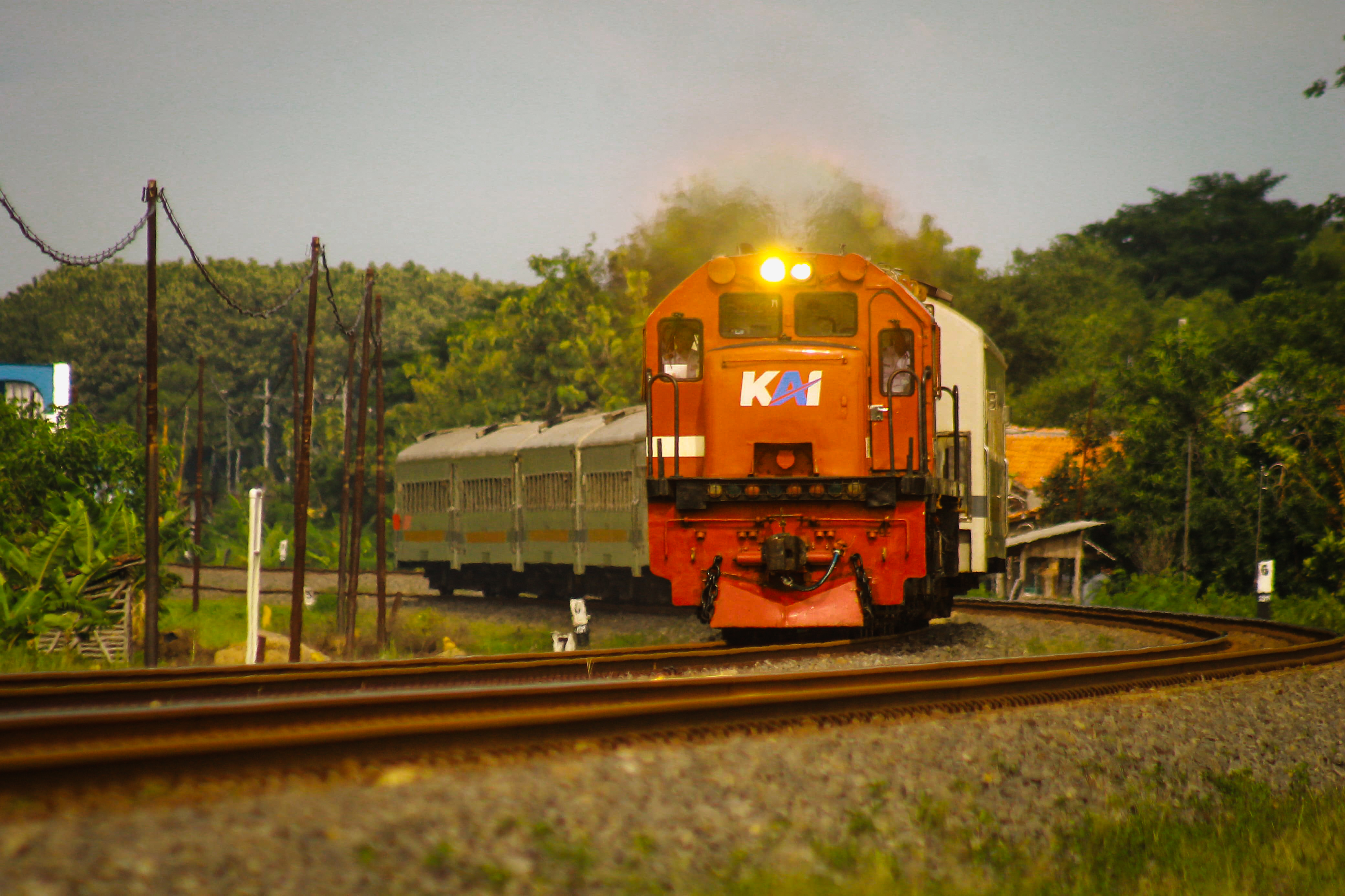 Kereta api Matarmaja meliuk indah di tikungan berbelok timur stasiun kedung banteng sragen