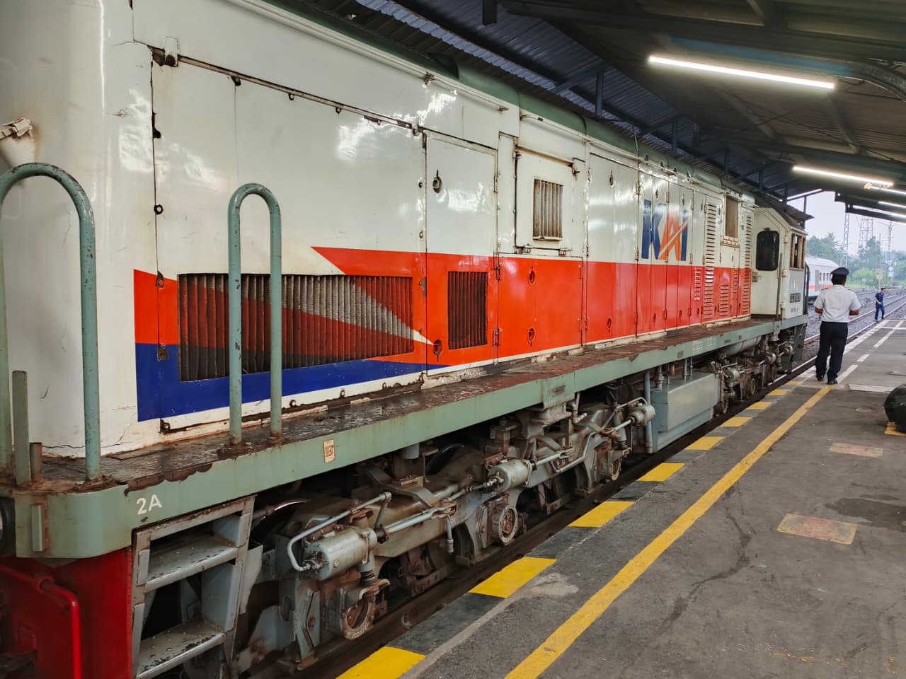 CC 203 83 19 JR sebagai lokomotif dinas KA Pandanwangi