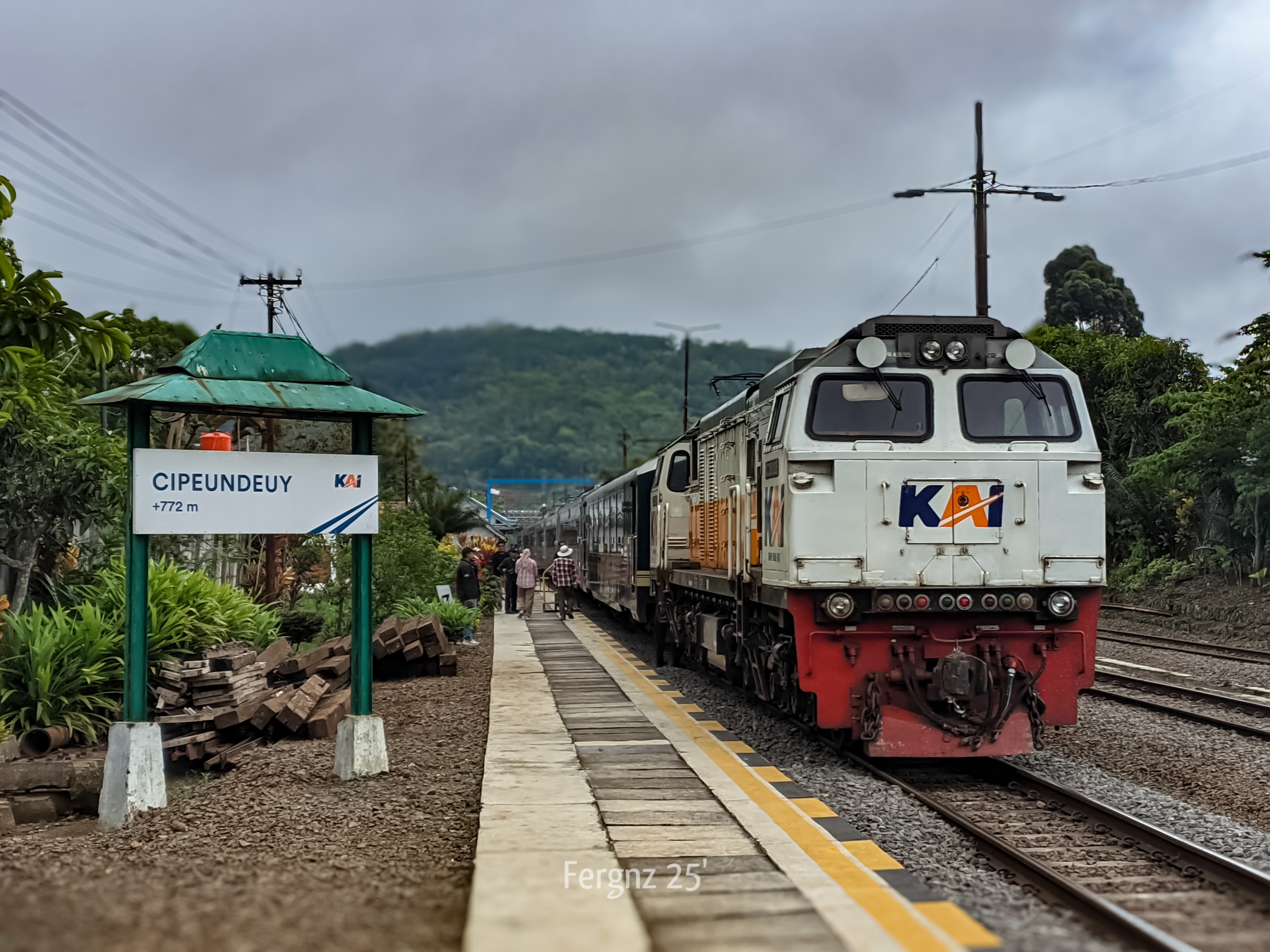 KA 128 Pangandaran singgah di stasiun Cipeundeuy