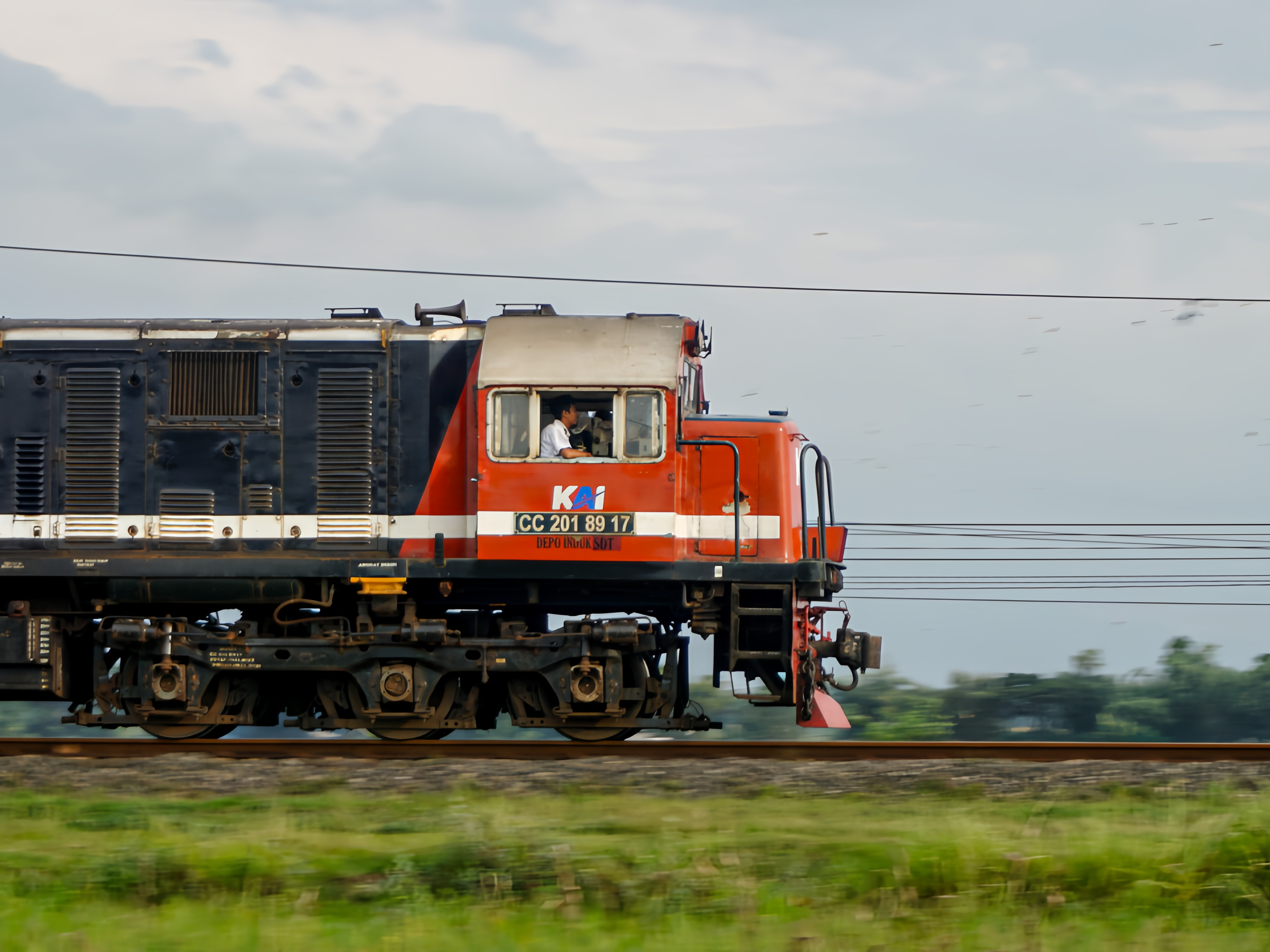 Kereta Banyubiru Berbelok Di Dekat Stasiun Sumberlawang