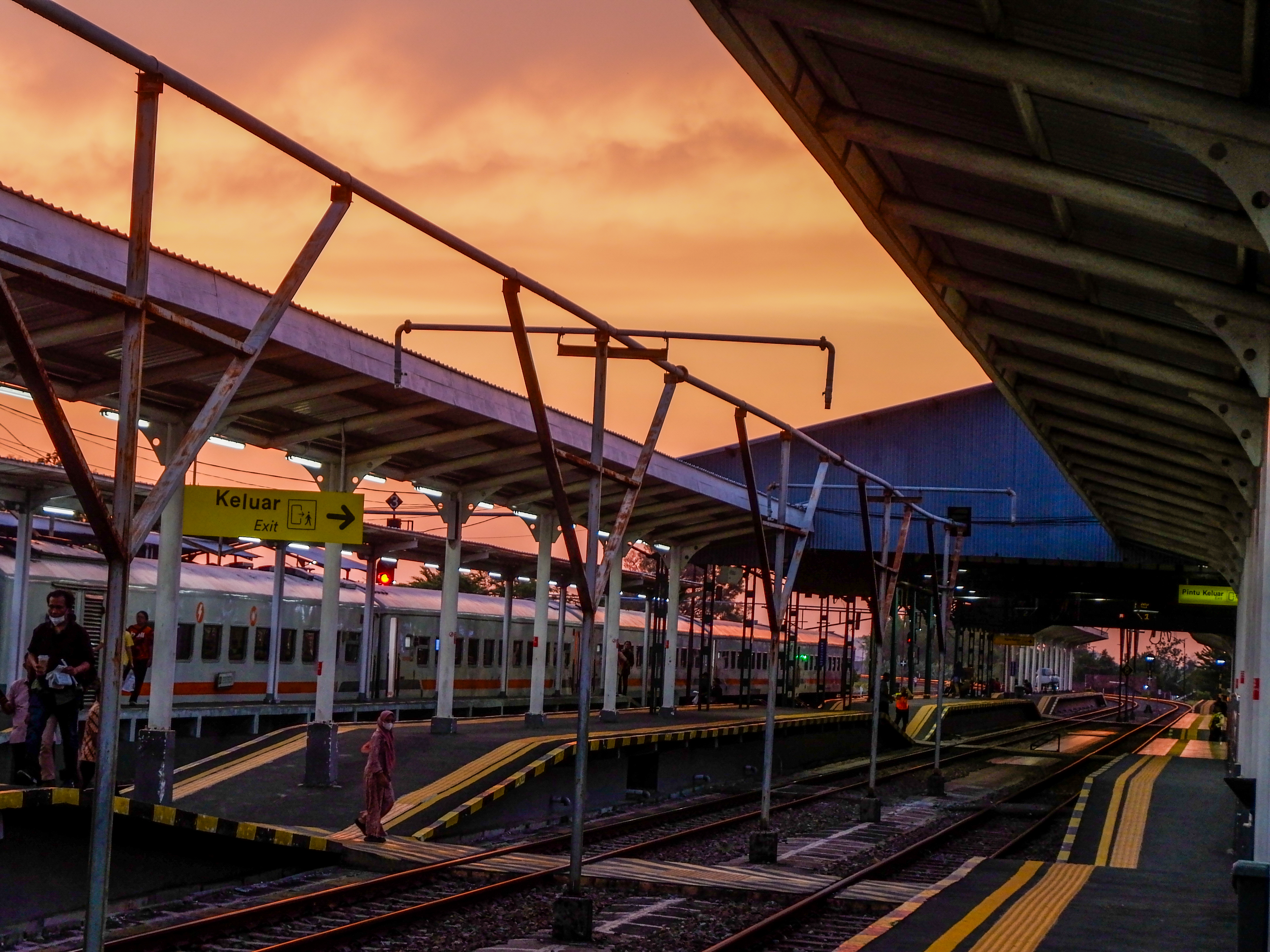 Senja Indah di Stasiun Kertosono