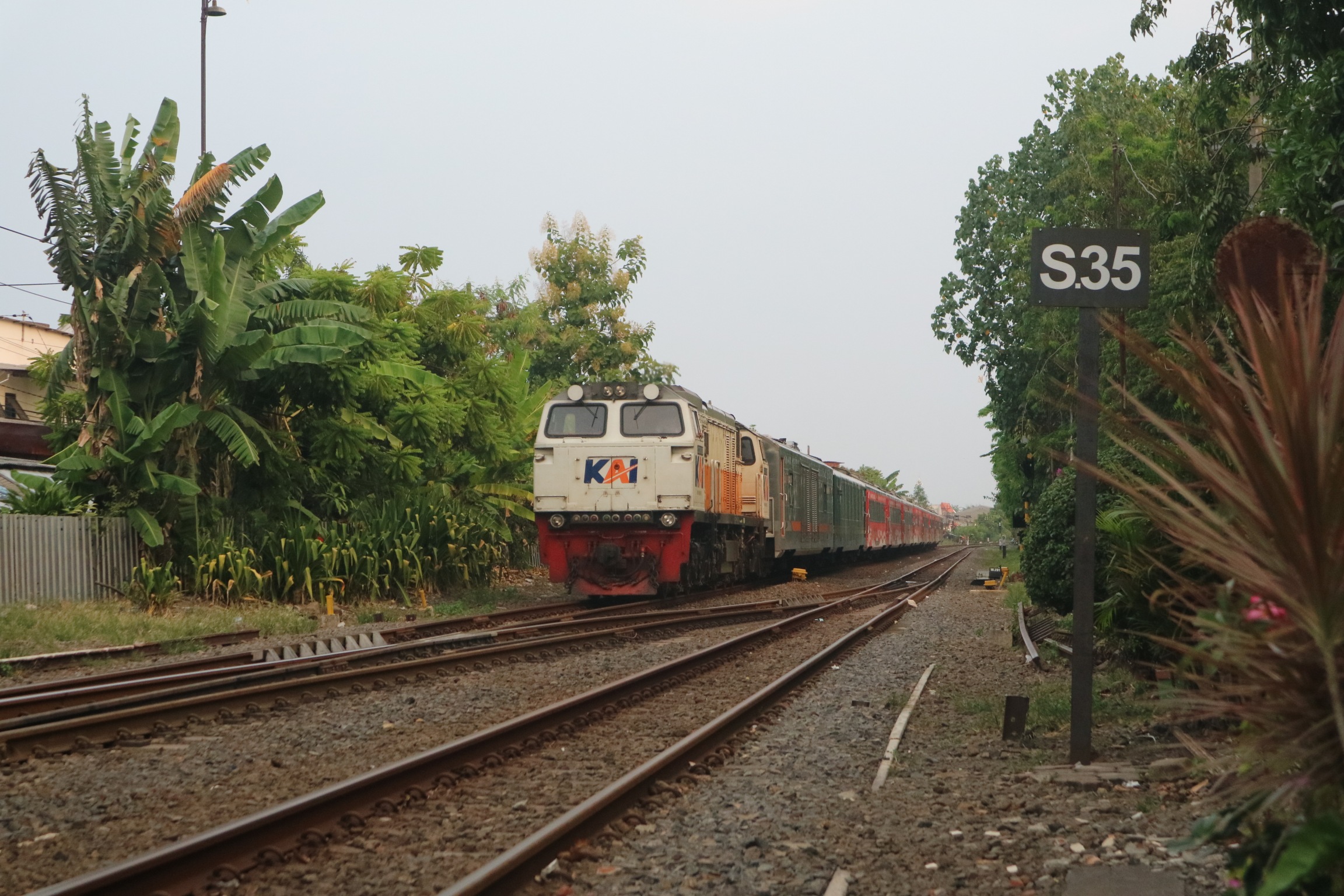 Kedatangan KA Argo Wilis di stasiun Surabaya Gubeng