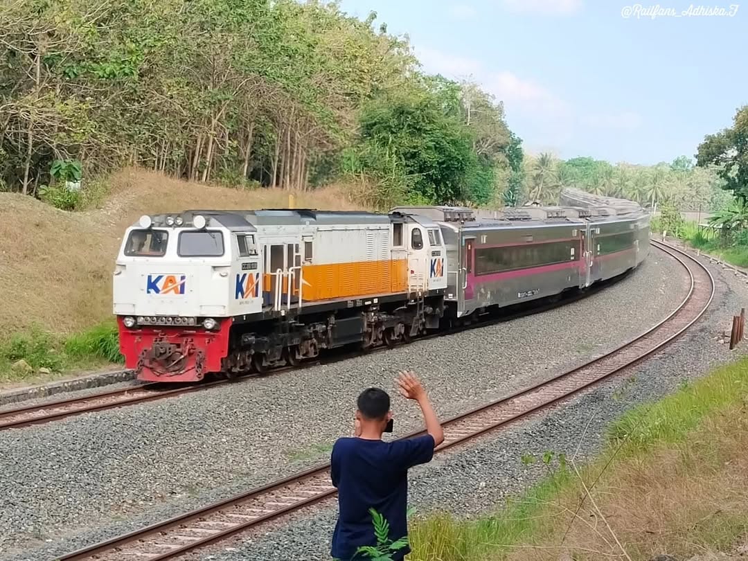 Railfans Memberikan Salam menyapa kepada Masinis KA
