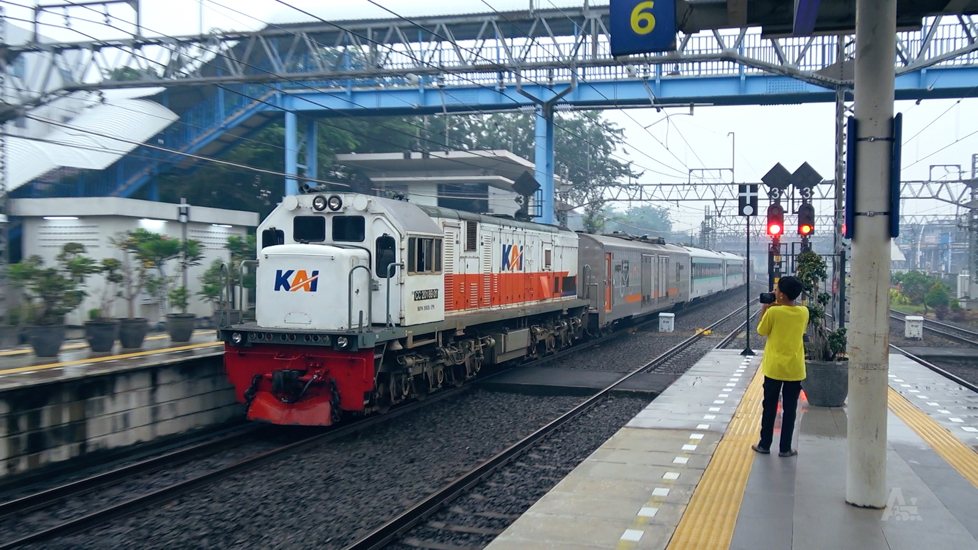 CC201 89 01 CPN di Stasiun Jatinegara
