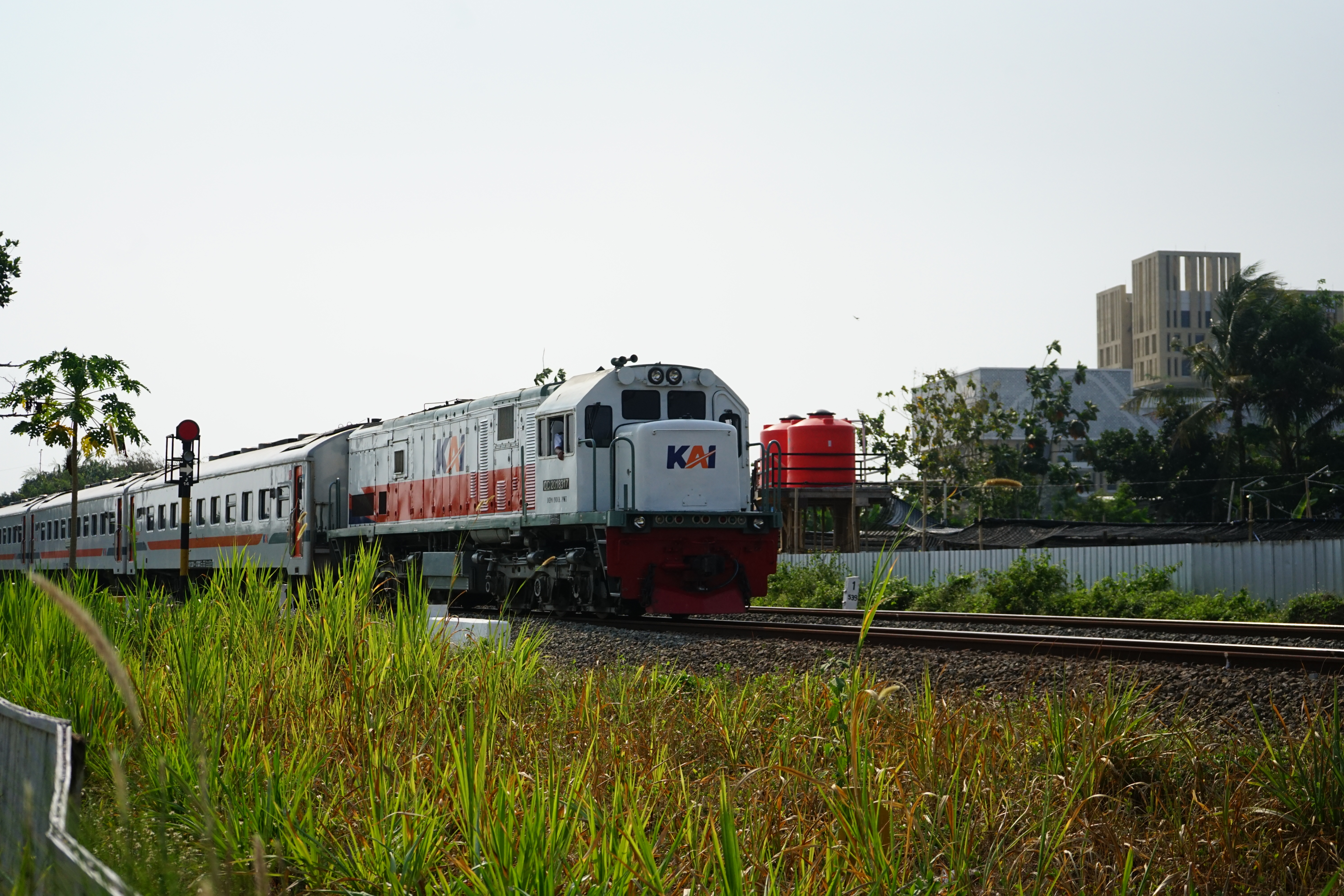 Lokomotif CC 201 83 17 livery Default di Depo Induk PWT - Purwokerto