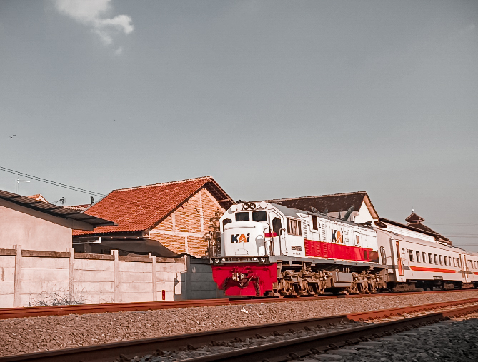 201 83 19 Melintas Stasiun Kadipiro