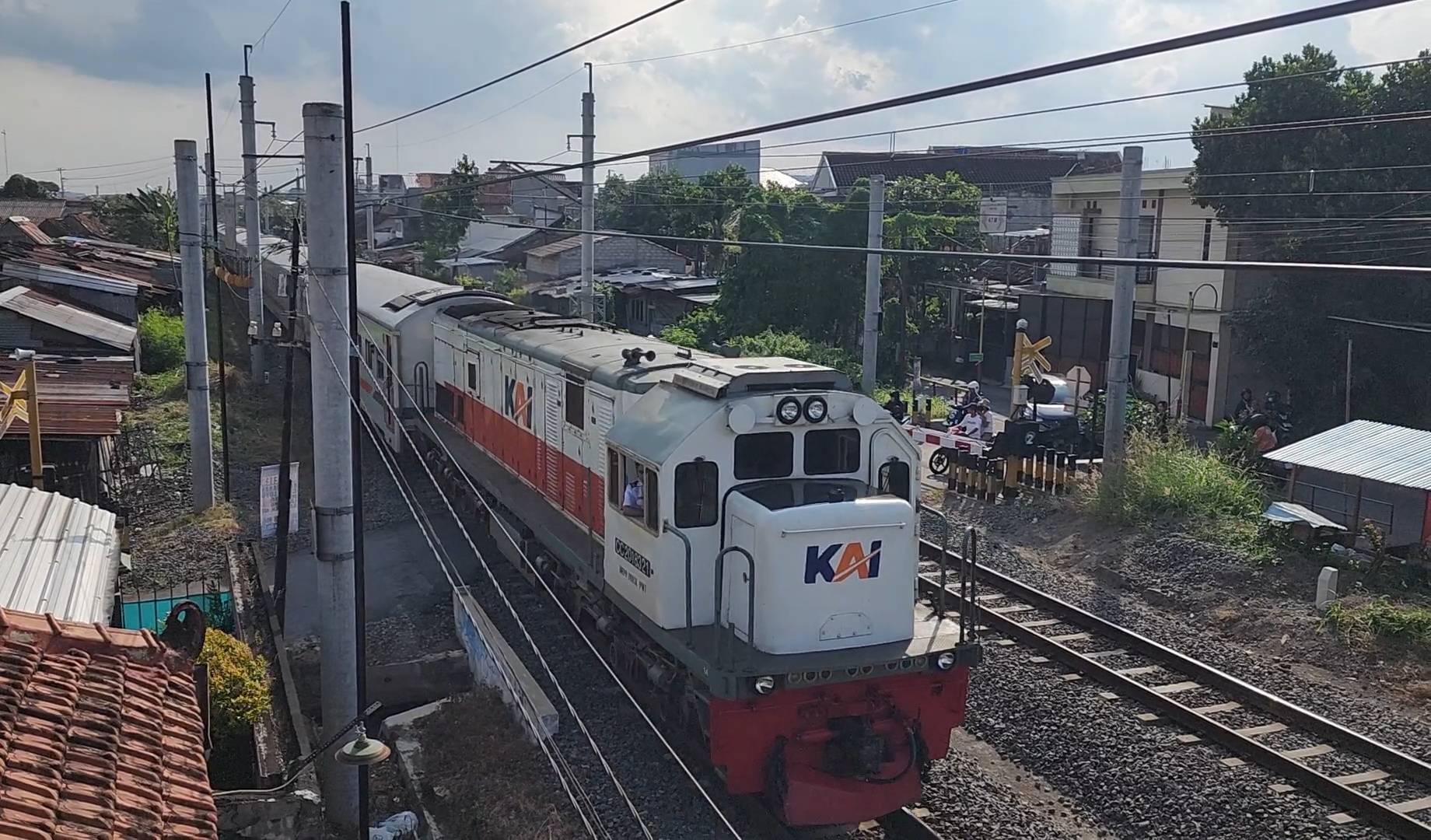 CC 201 83 21 menarik KA 188 Joglosemarkerto, 15/6/25.