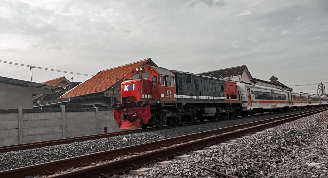 Lokomotif Red & Blue menarik KA Banyubiru