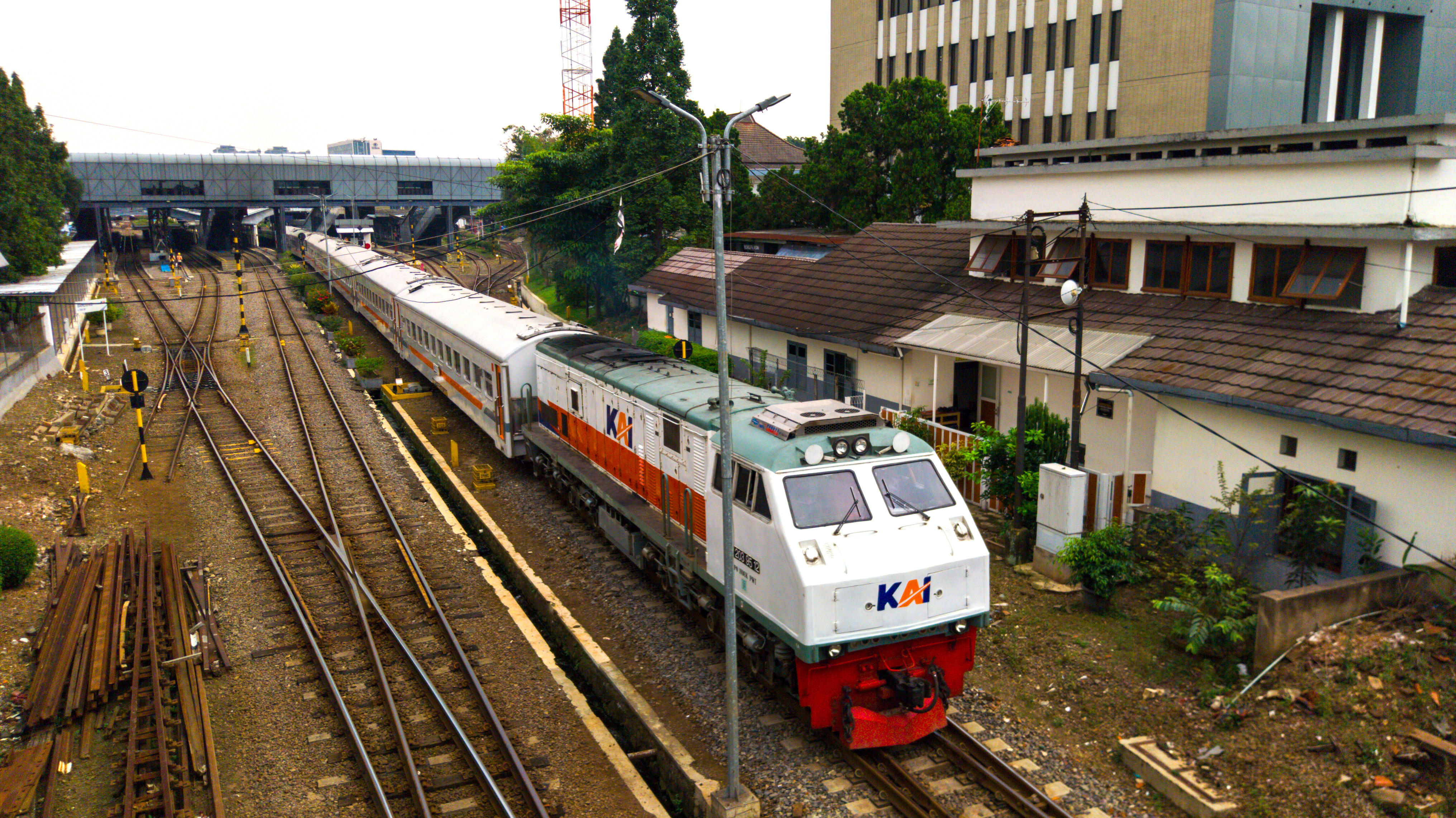CC203 95 12 menarik KA Serayu berangkat stasiun Bandung.