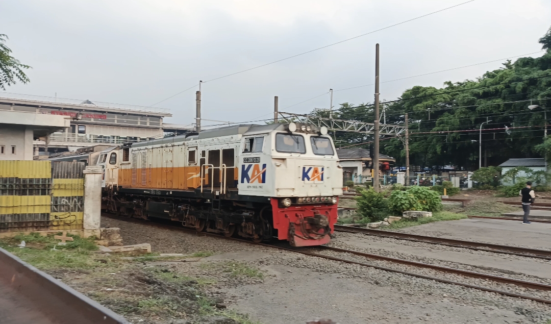 CC 206 13 28 Melintasi Stasiun Cakung