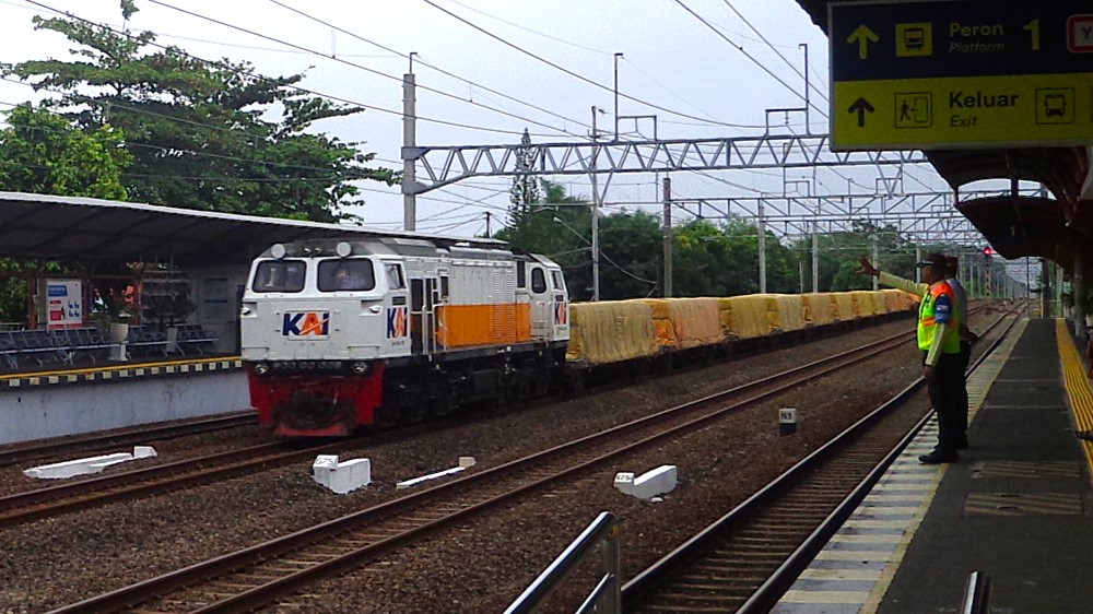 CC 206 13 28 PWT Melintas Langsung Stasiun Maguwo