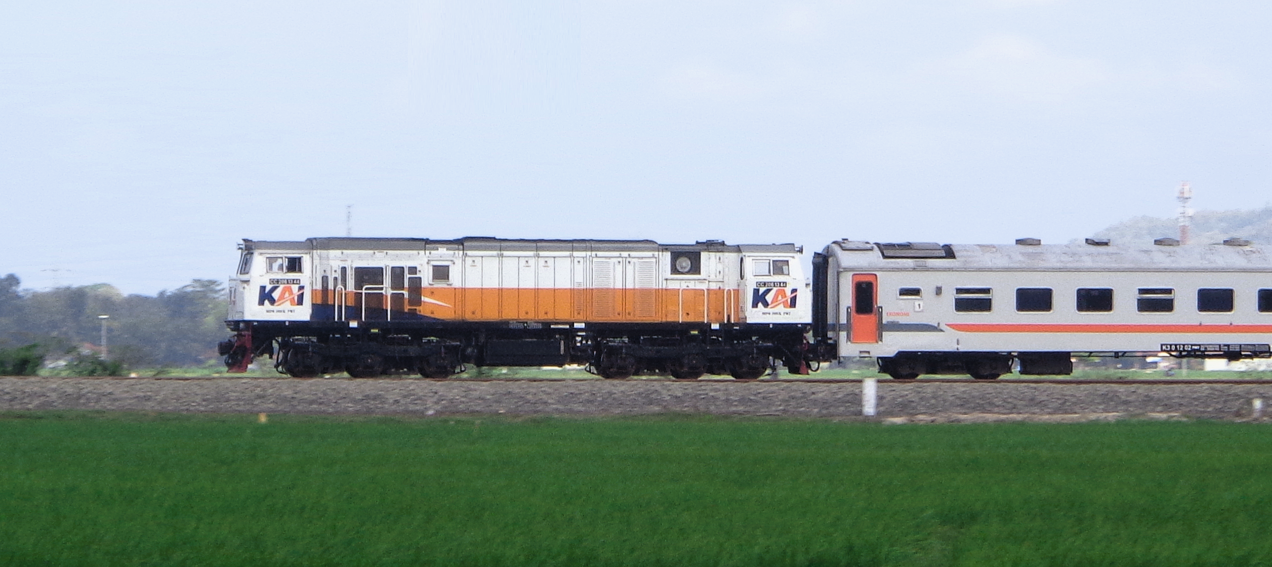 CC 206 13 44 PWT melintasi persawahan di Gombong