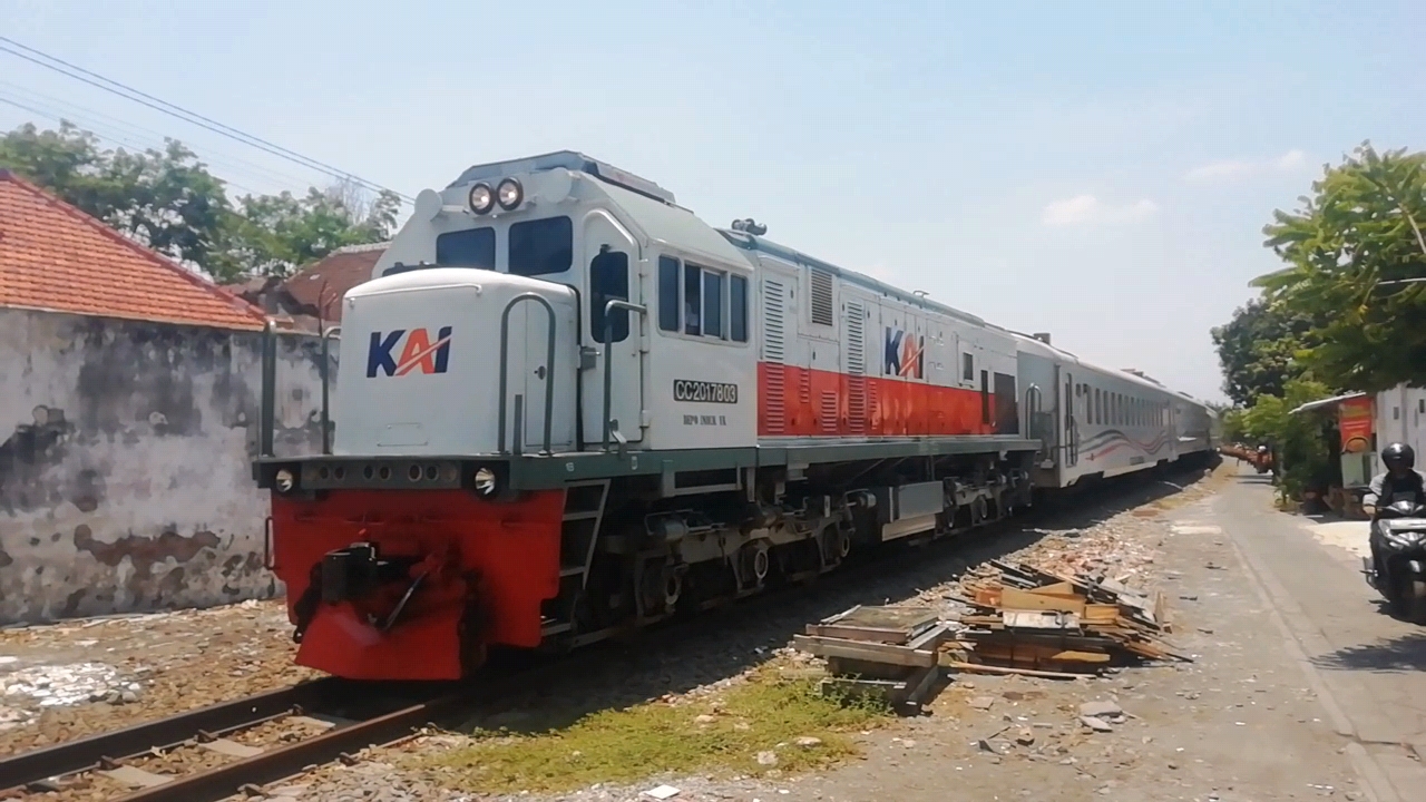 Cc 201 78 03 memasuki stasiun Probolinggo