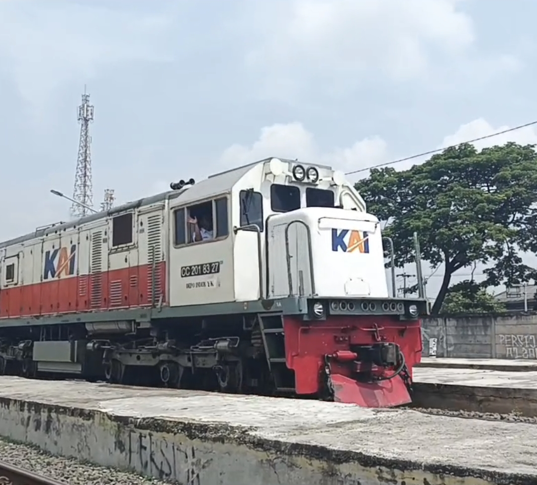CC 201 83 27 Saat Melintasi Stasiun Lemah Abang