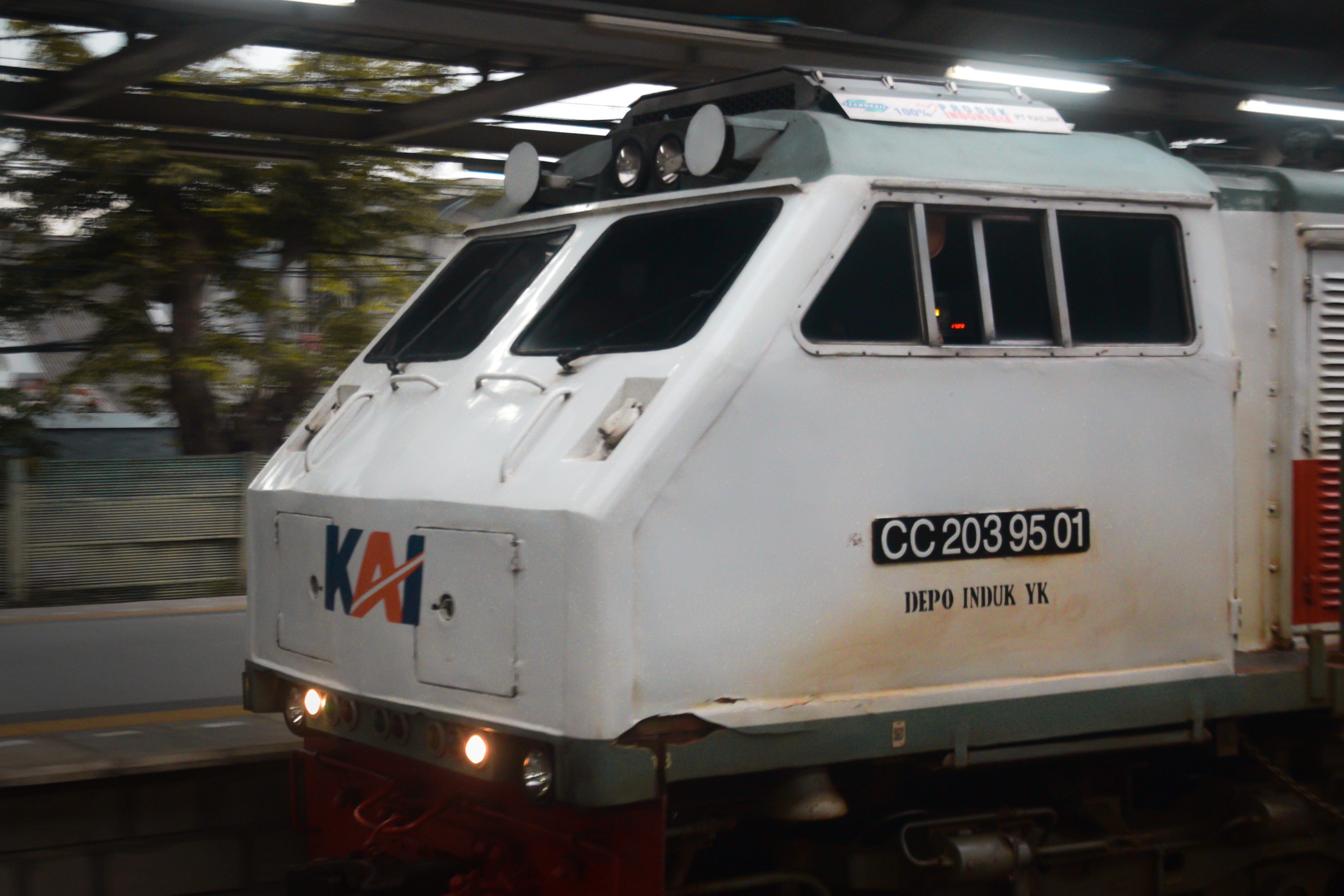 CC 203 01 melesat di St. Jatinegara