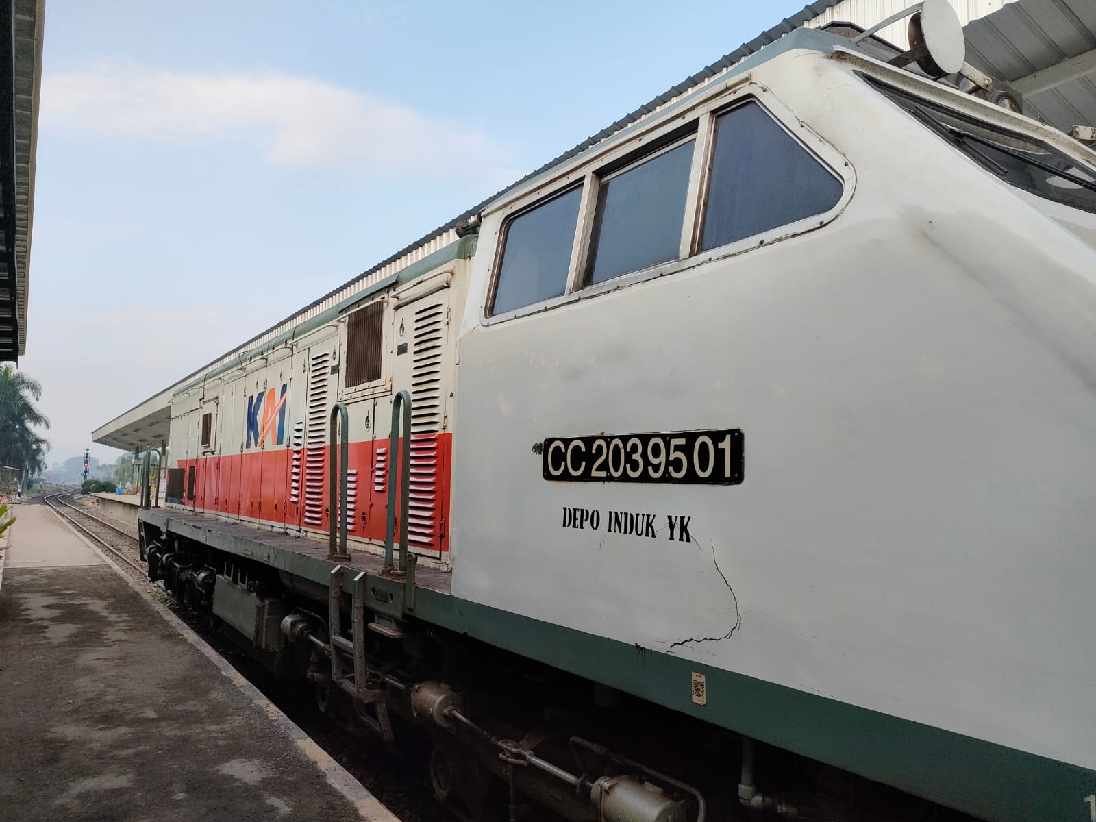 CC 201 95 01 di Stasiun Purwokerto (KA SERAYU)